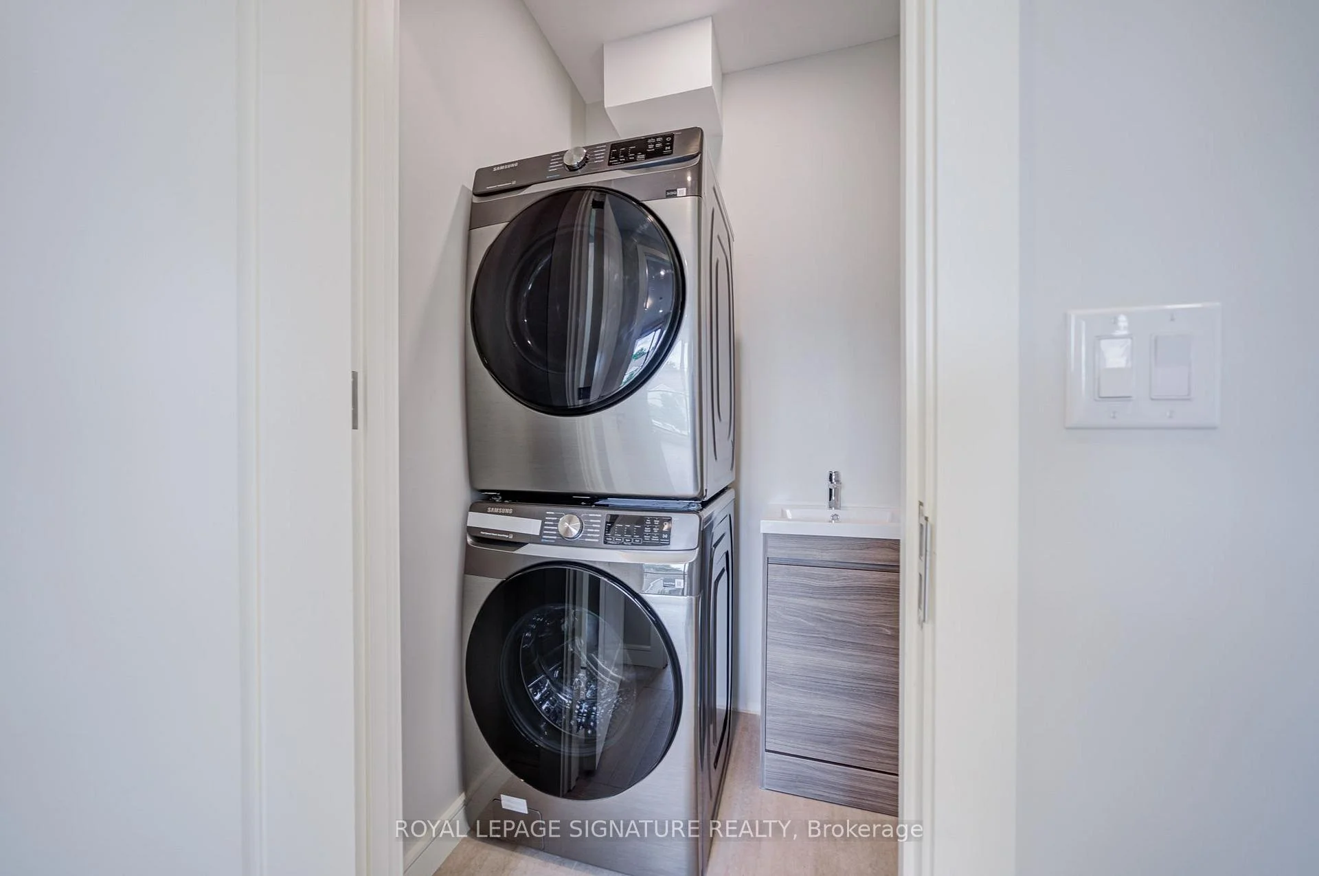 Photo 39 of 876 Atwater Avenue, Mississauga, Lakeview — HOMEH