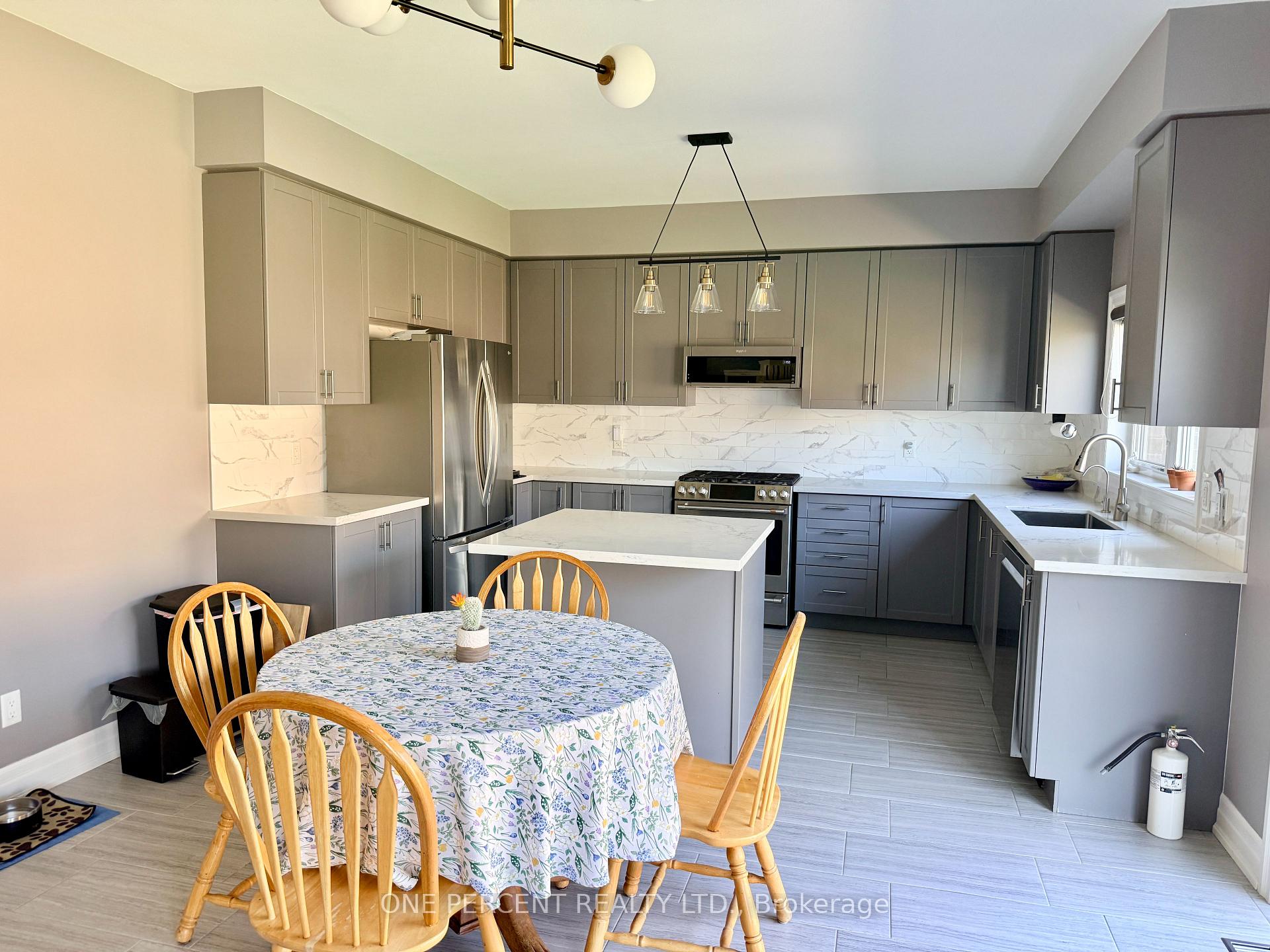 Photo 4 of 52 Bianca Crescent, Wasaga Beach — HOMEH