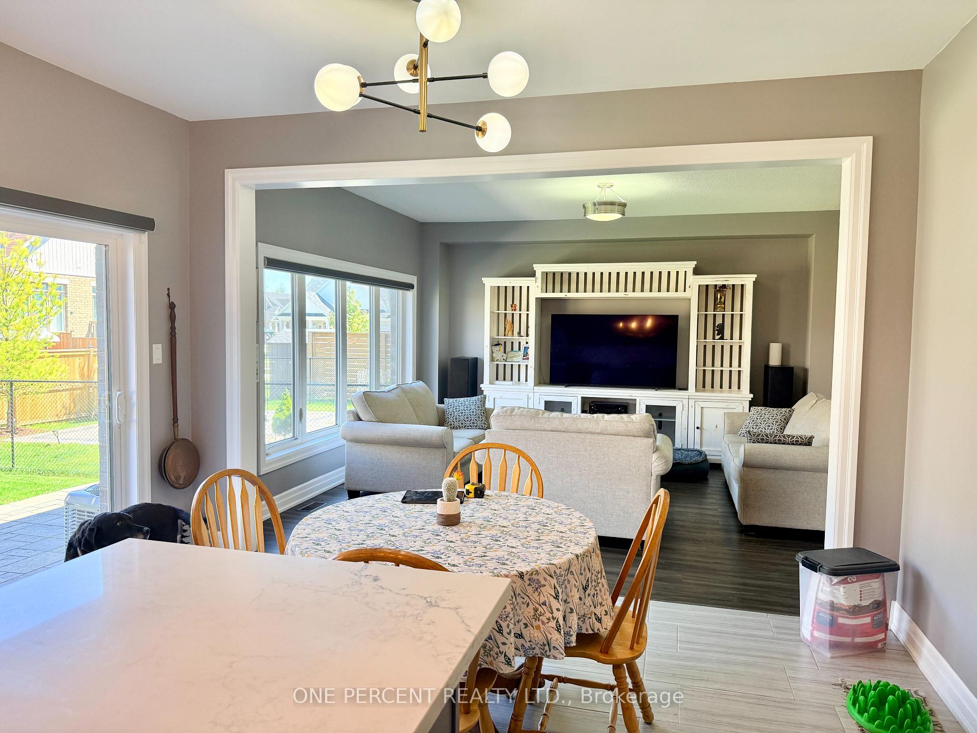 Photo 5 of 52 Bianca Crescent, Wasaga Beach — HOMEH
