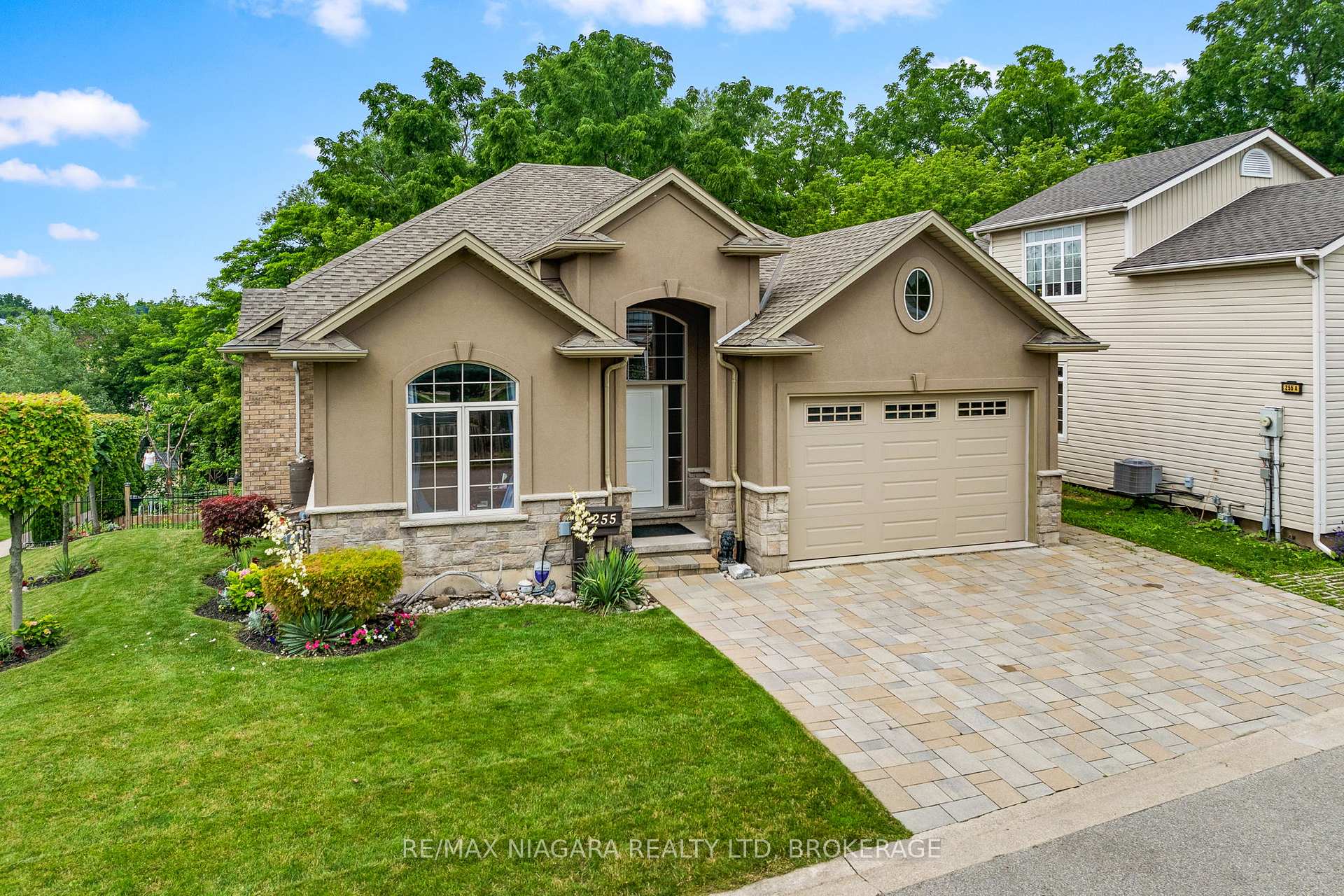 Photo of 255 Lakeshore Road