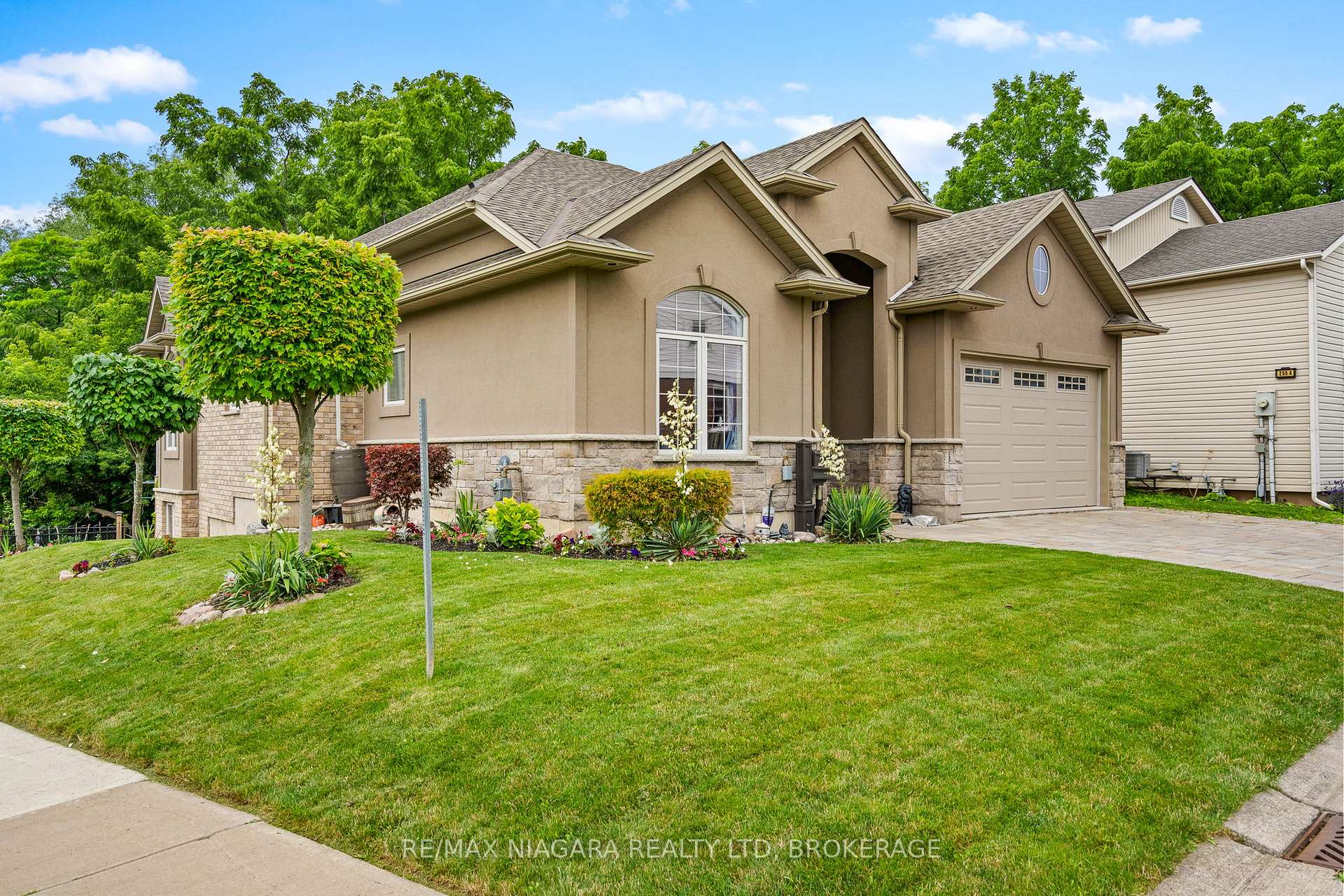 Photo 4 of 255 Lakeshore Road, St. Catharines, Lakeshore — HOMEH
