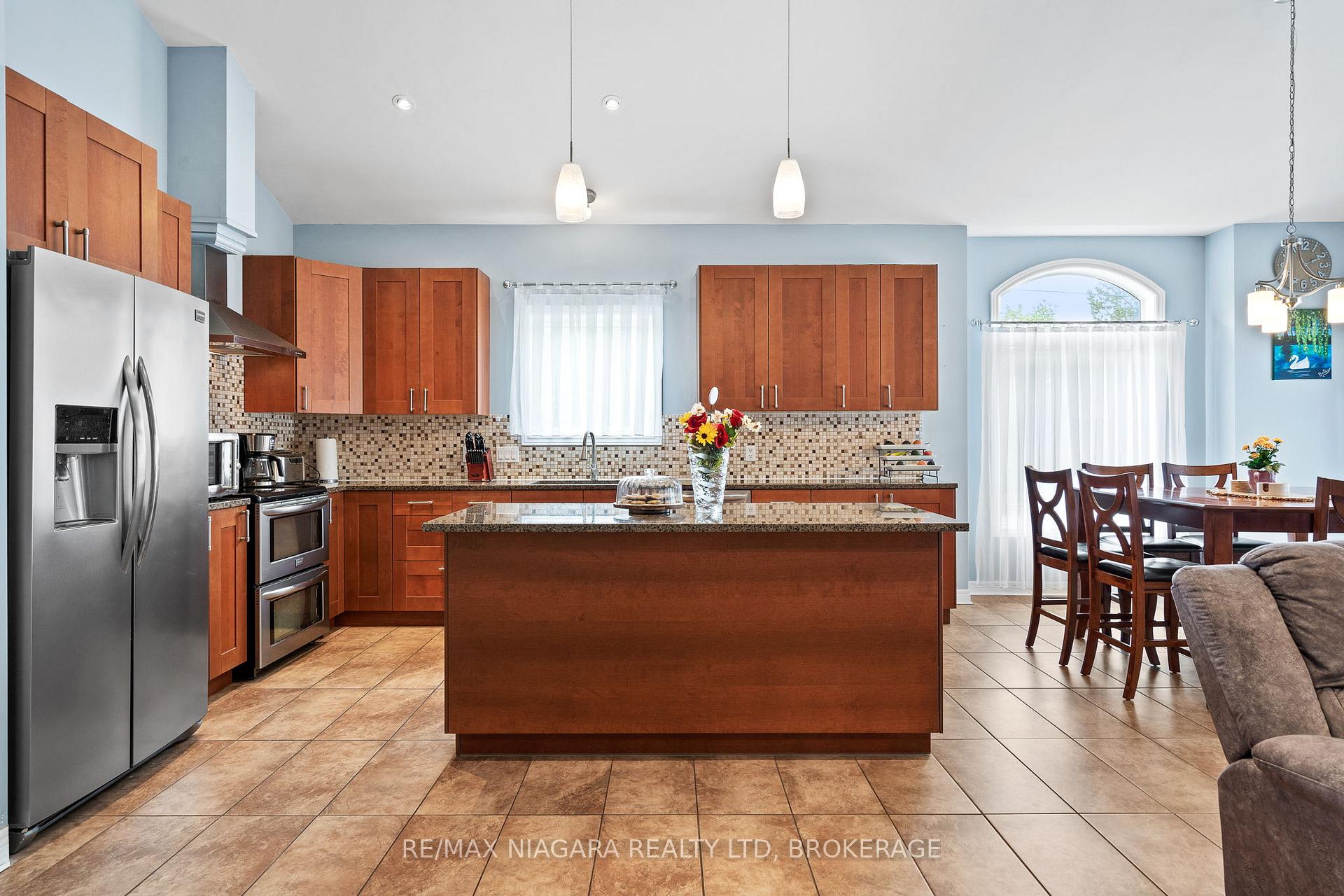 Photo 5 of 255 Lakeshore Road, St. Catharines, Lakeshore — HOMEH