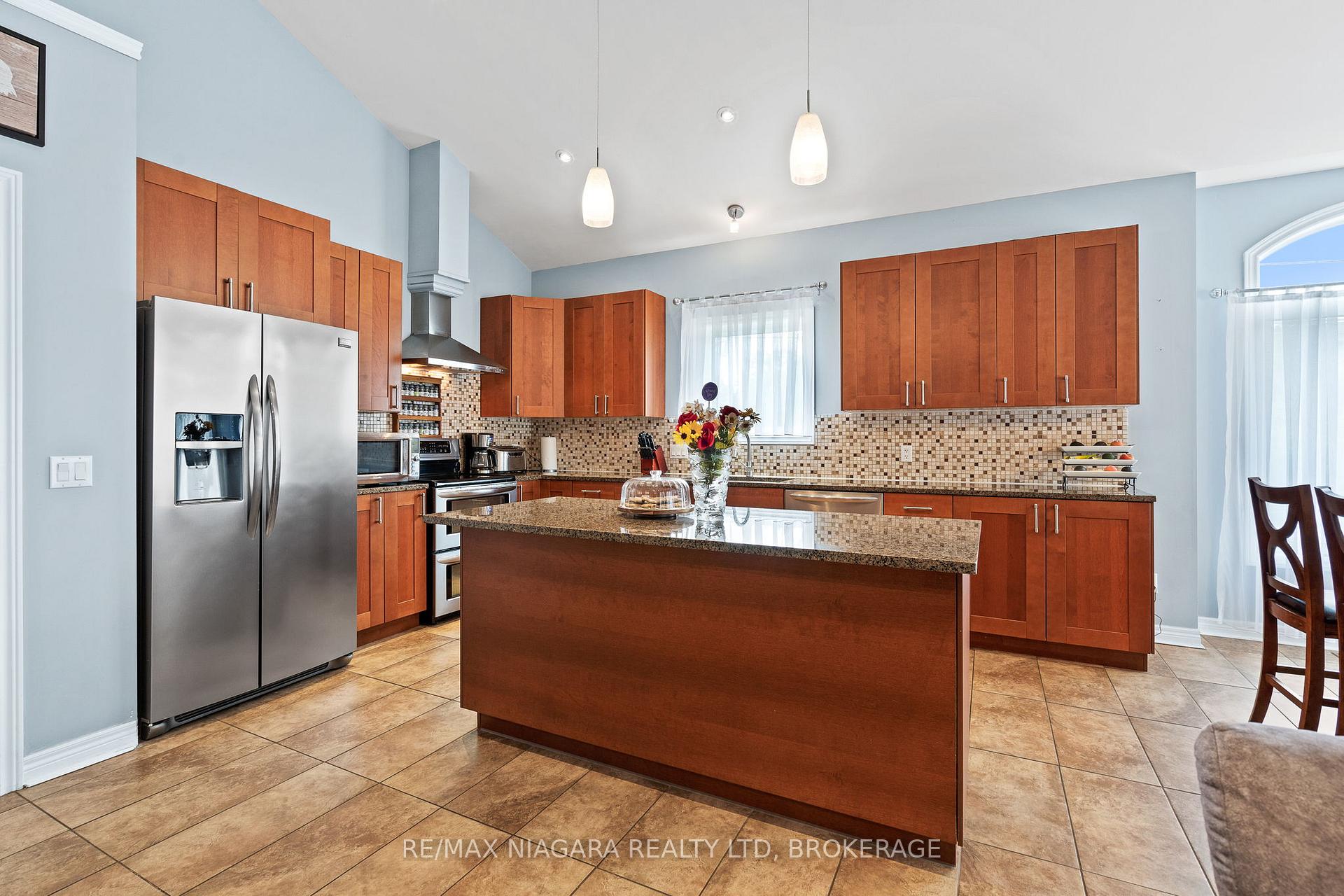 Photo 7 of 255 Lakeshore Road, St. Catharines, Lakeshore — HOMEH