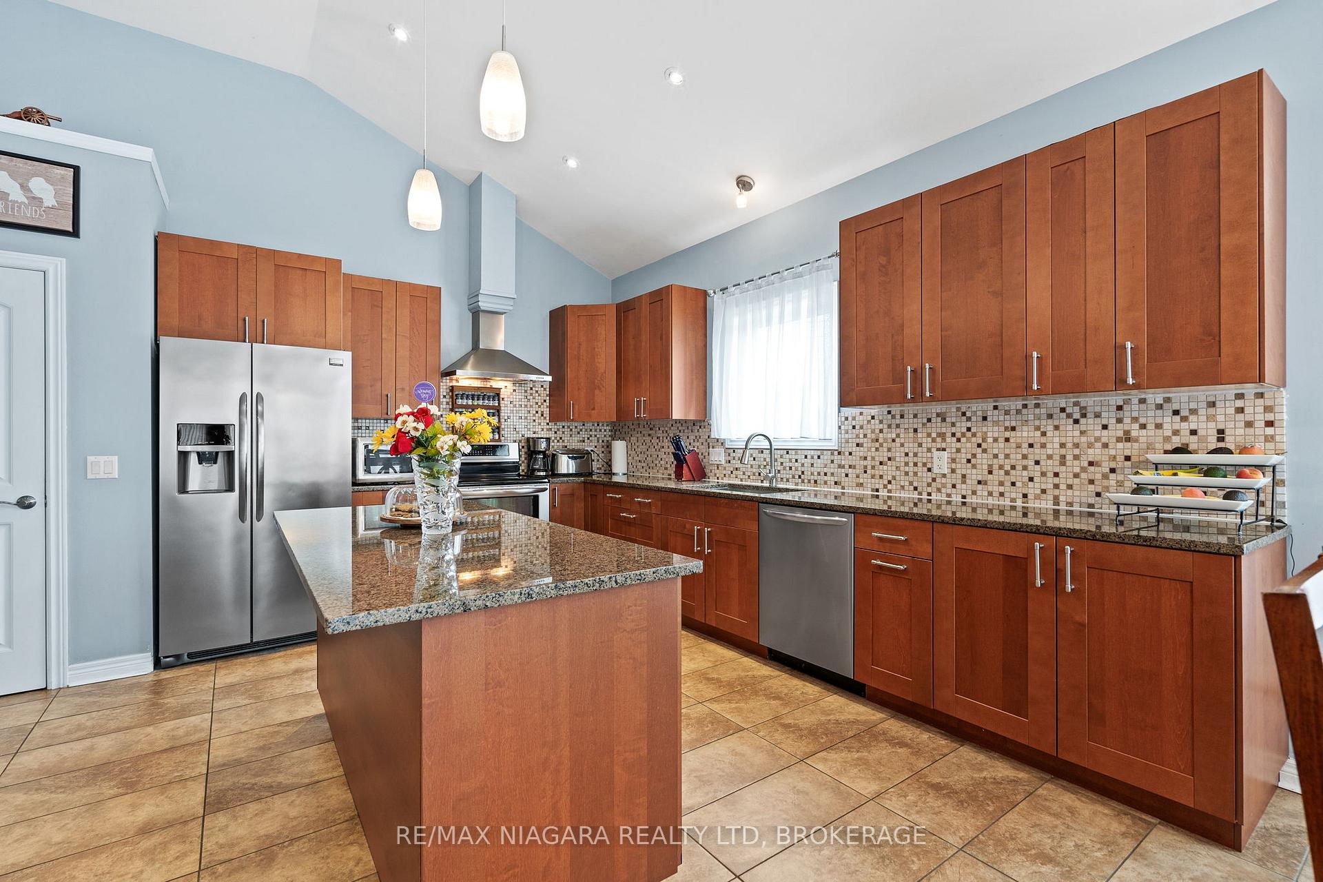Photo 8 of 255 Lakeshore Road, St. Catharines, Lakeshore — HOMEH