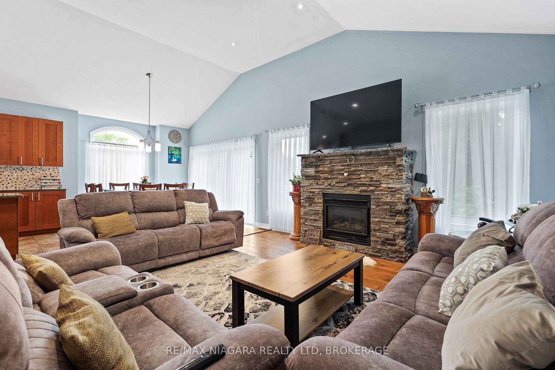 Photo 12 of 255 Lakeshore Road, St. Catharines, Lakeshore — HOMEH