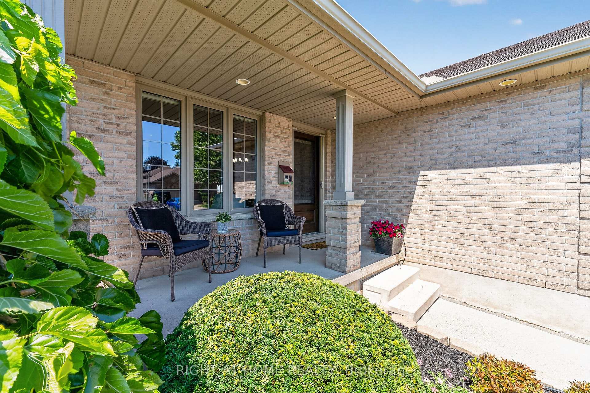 Photo 2 of 10 Galbraith Court, St. Thomas — HOMEH