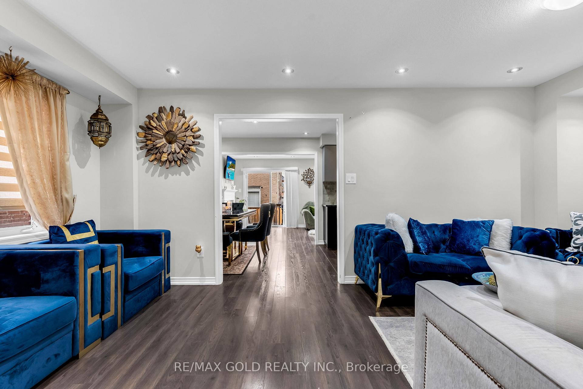 Photo 3 of 486 Queen Mary Drive, Brampton, Northwest Brampton — HOMEH
