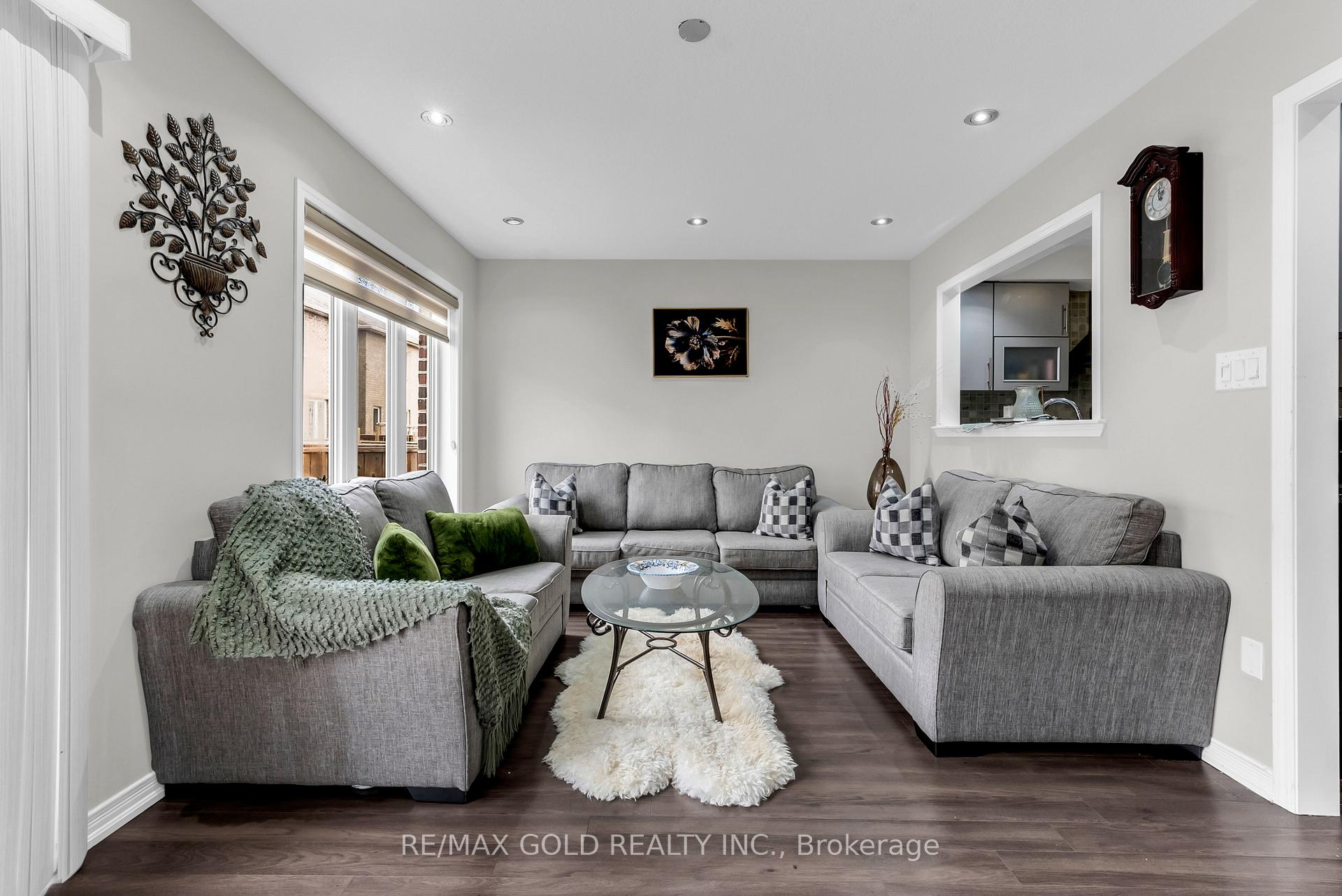 Photo 5 of 486 Queen Mary Drive, Brampton, Northwest Brampton — HOMEH