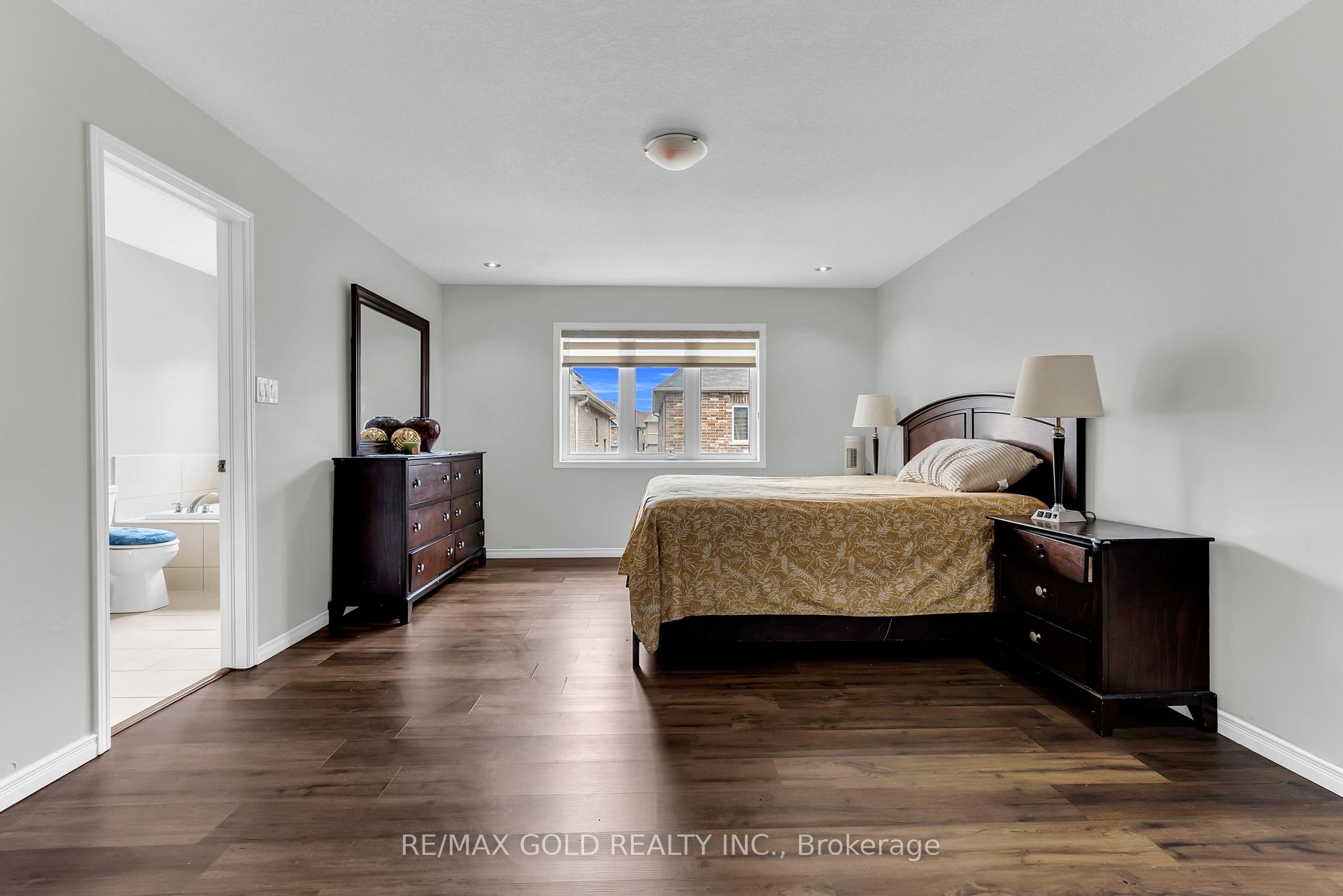 Photo 15 of 486 Queen Mary Drive, Brampton, Northwest Brampton — HOMEH