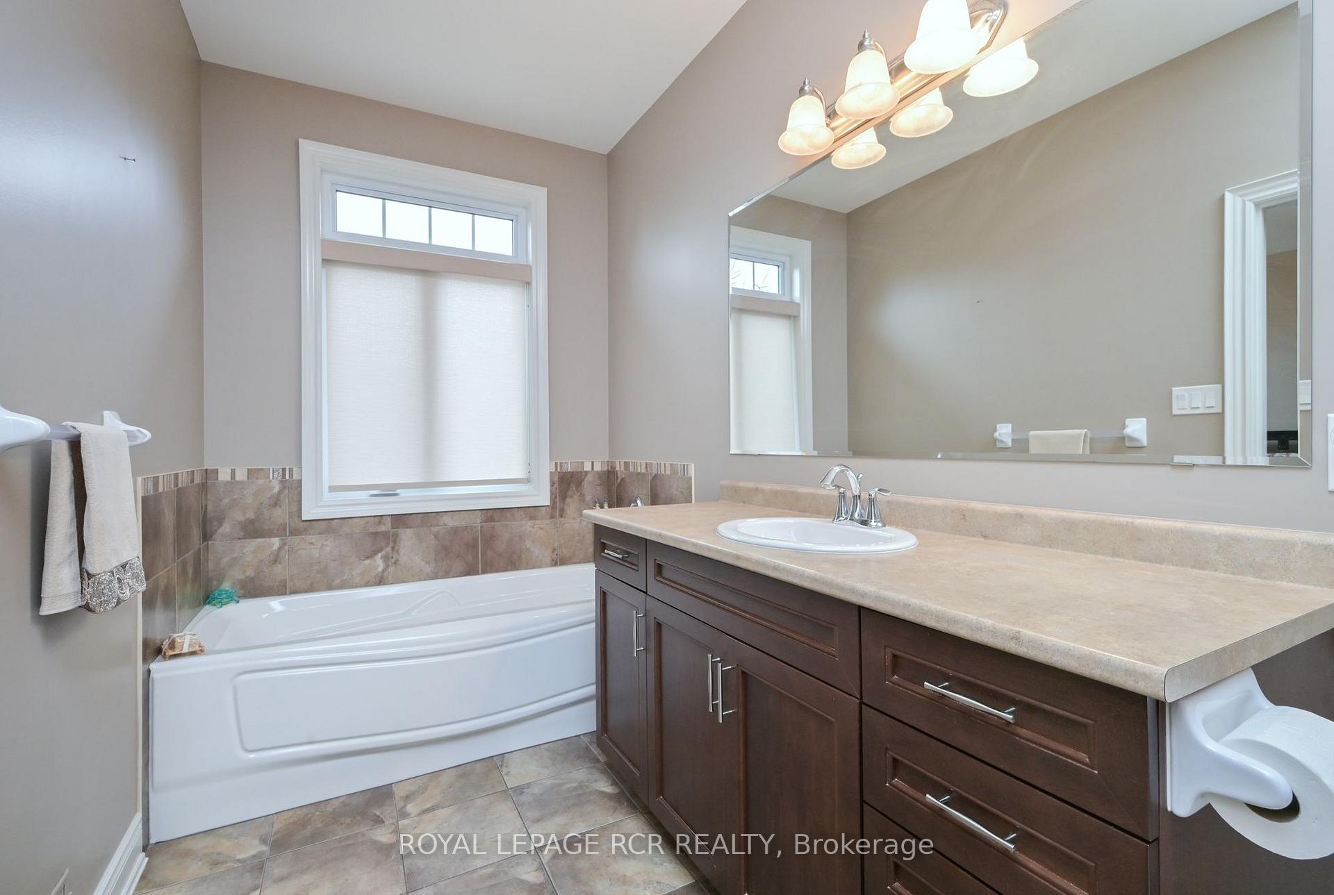 Photo 16 of 32 Hillcrest Drive, New Tecumseth, Alliston — HOMEH