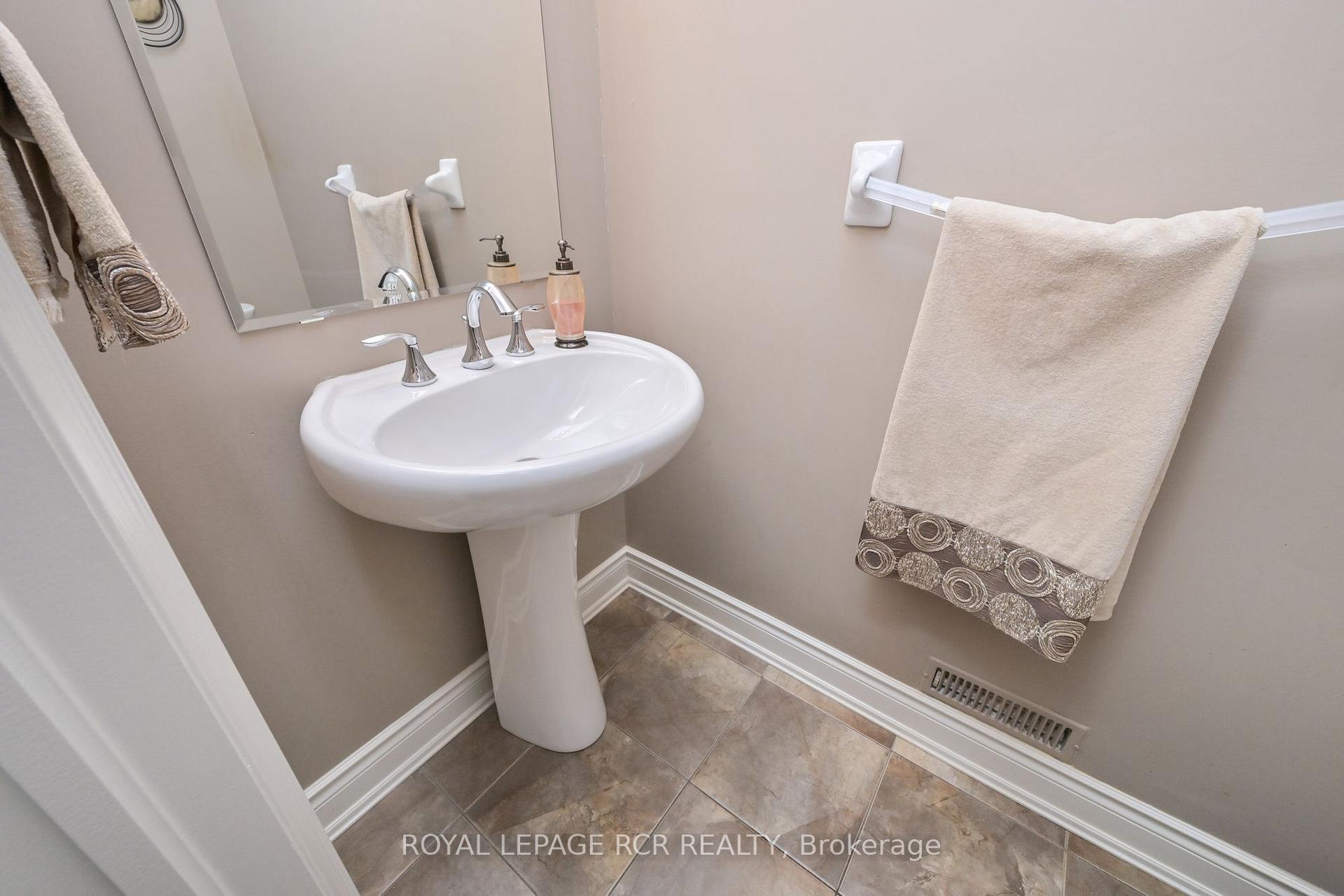 Photo 19 of 32 Hillcrest Drive, New Tecumseth, Alliston — HOMEH