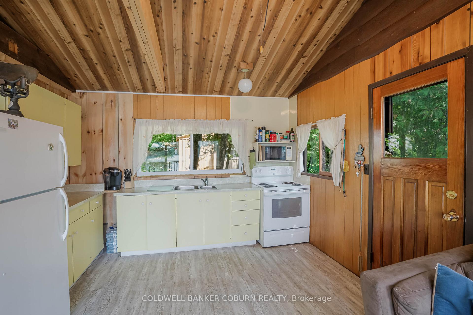 Photo 12 of 1015 Oak Lane N, Frontenac, Frontenac Centre — HOMEH