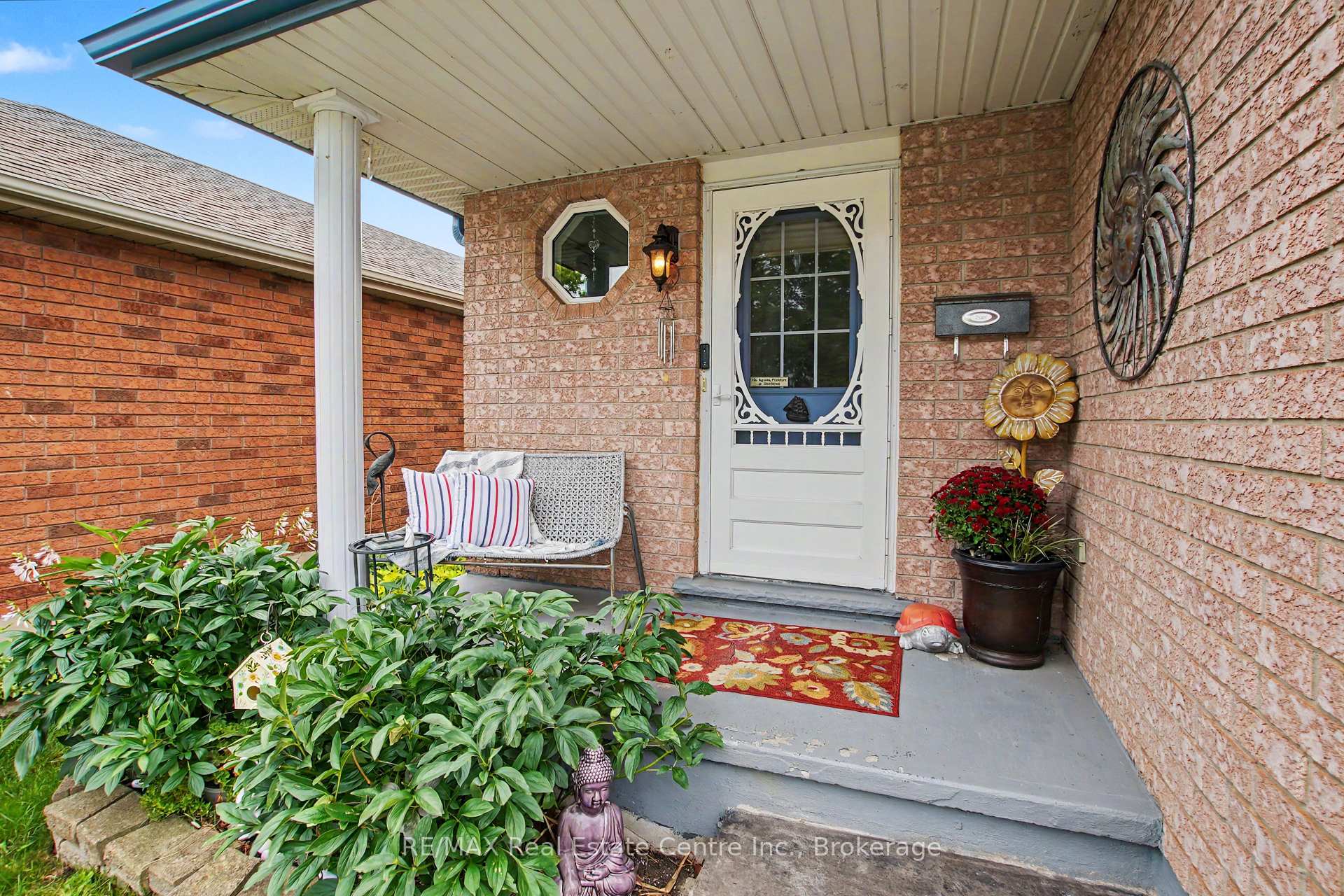 Photo 4 of 17 Bush Clover Crescent, Kitchener, Laurentian Hills — HOMEH