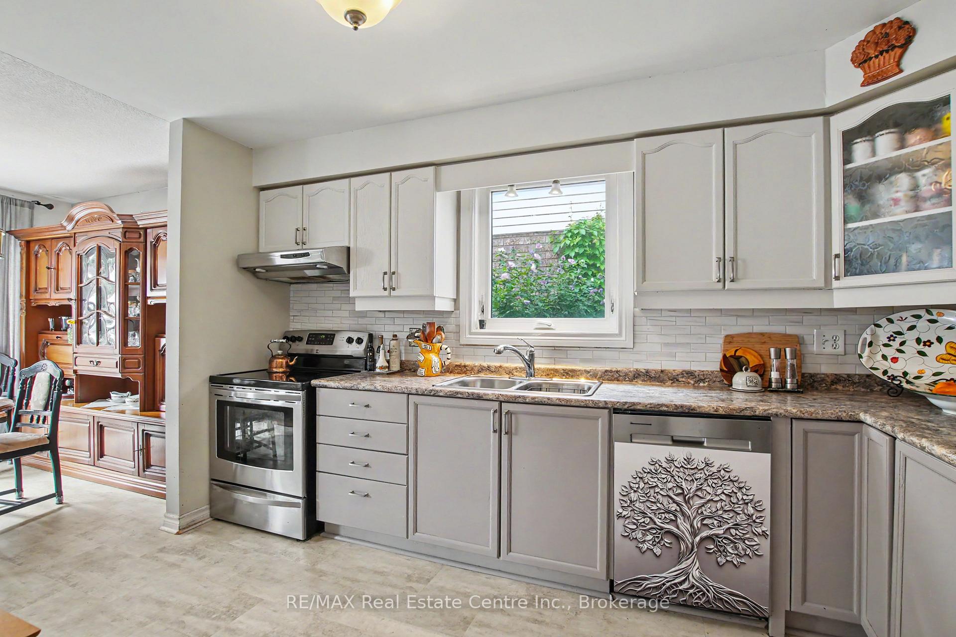 Photo 6 of 17 Bush Clover Crescent, Kitchener, Laurentian Hills — HOMEH