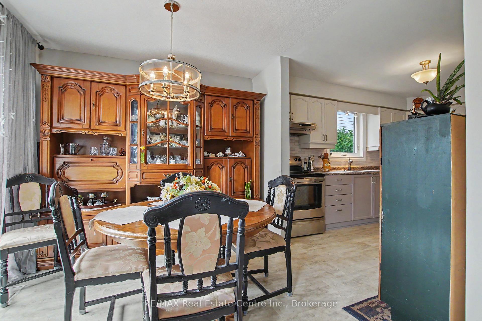 Photo 11 of 17 Bush Clover Crescent, Kitchener, Laurentian Hills — HOMEH