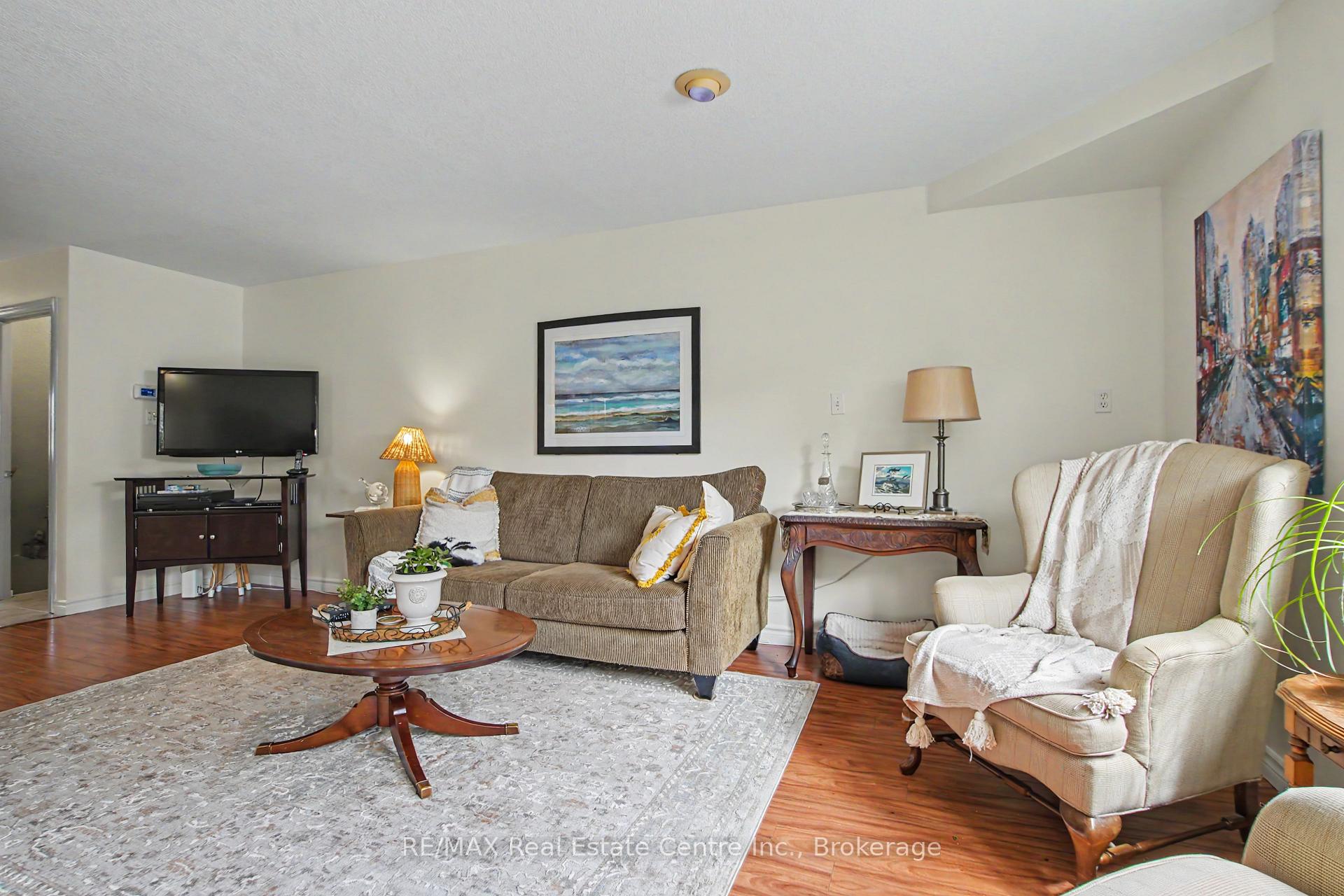 Photo 13 of 17 Bush Clover Crescent, Kitchener, Laurentian Hills — HOMEH