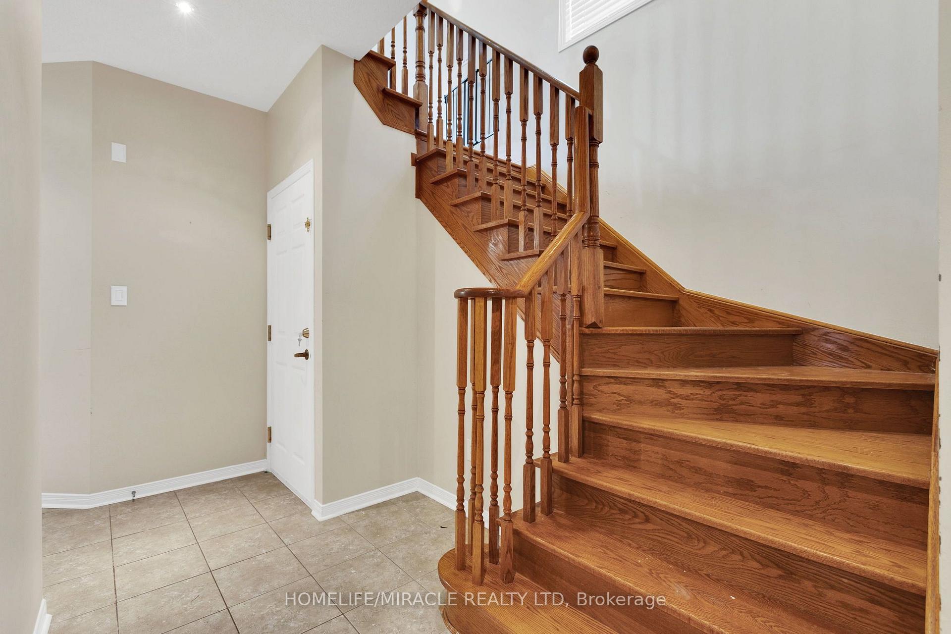 Photo 11 of Unit Main & Upper Floor, 15 Chetholme Place E, Halton Hills, Georgetown — HOMEH