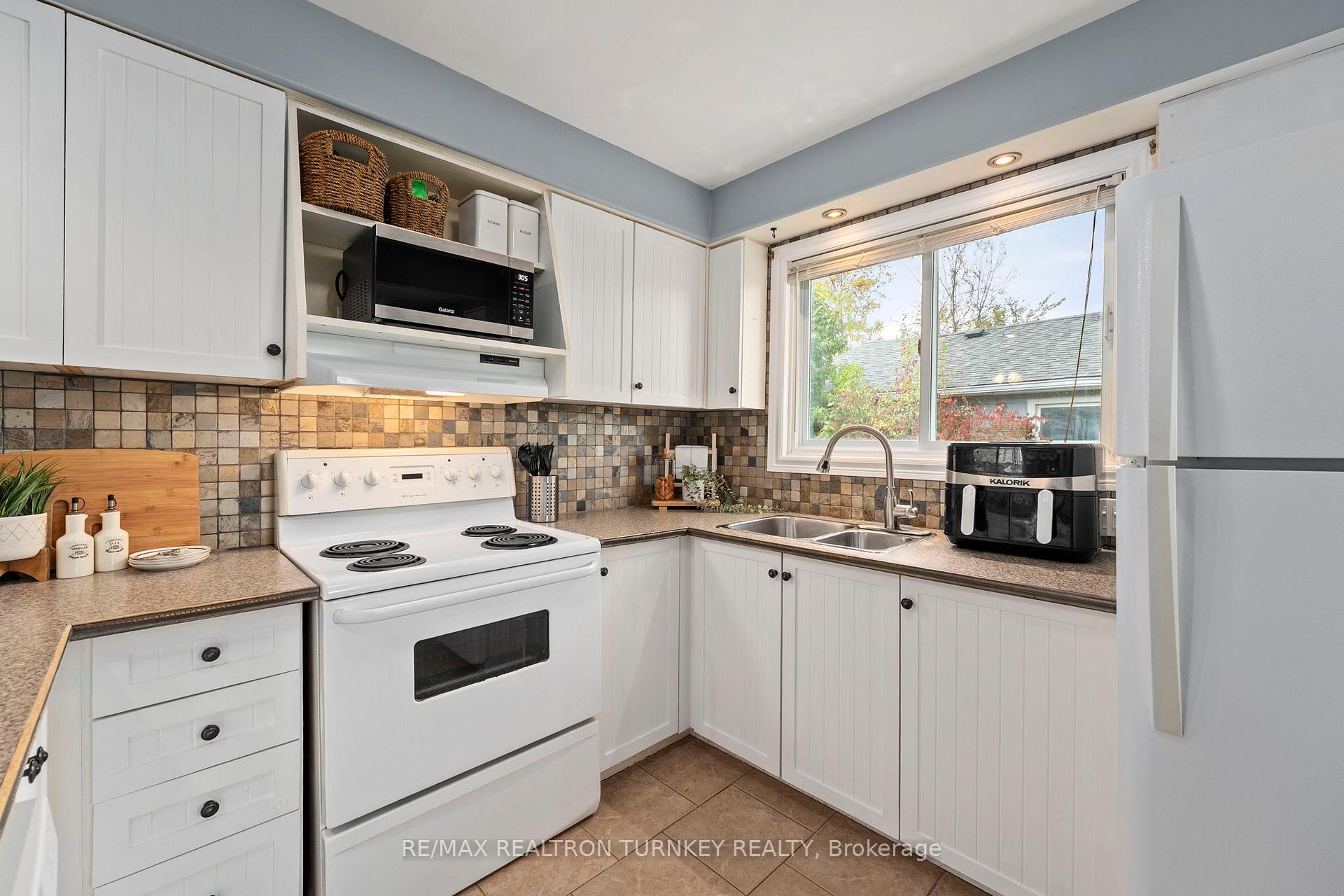 Photo 8 of 782 Third Avenue, Georgina, Historic Lakeshore Communities — HOMEH