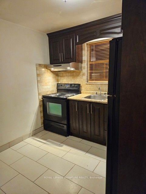 Photo 6 of Unit 3, 71 Thirteenth Street, Etobicoke, New Toronto — HOMEH