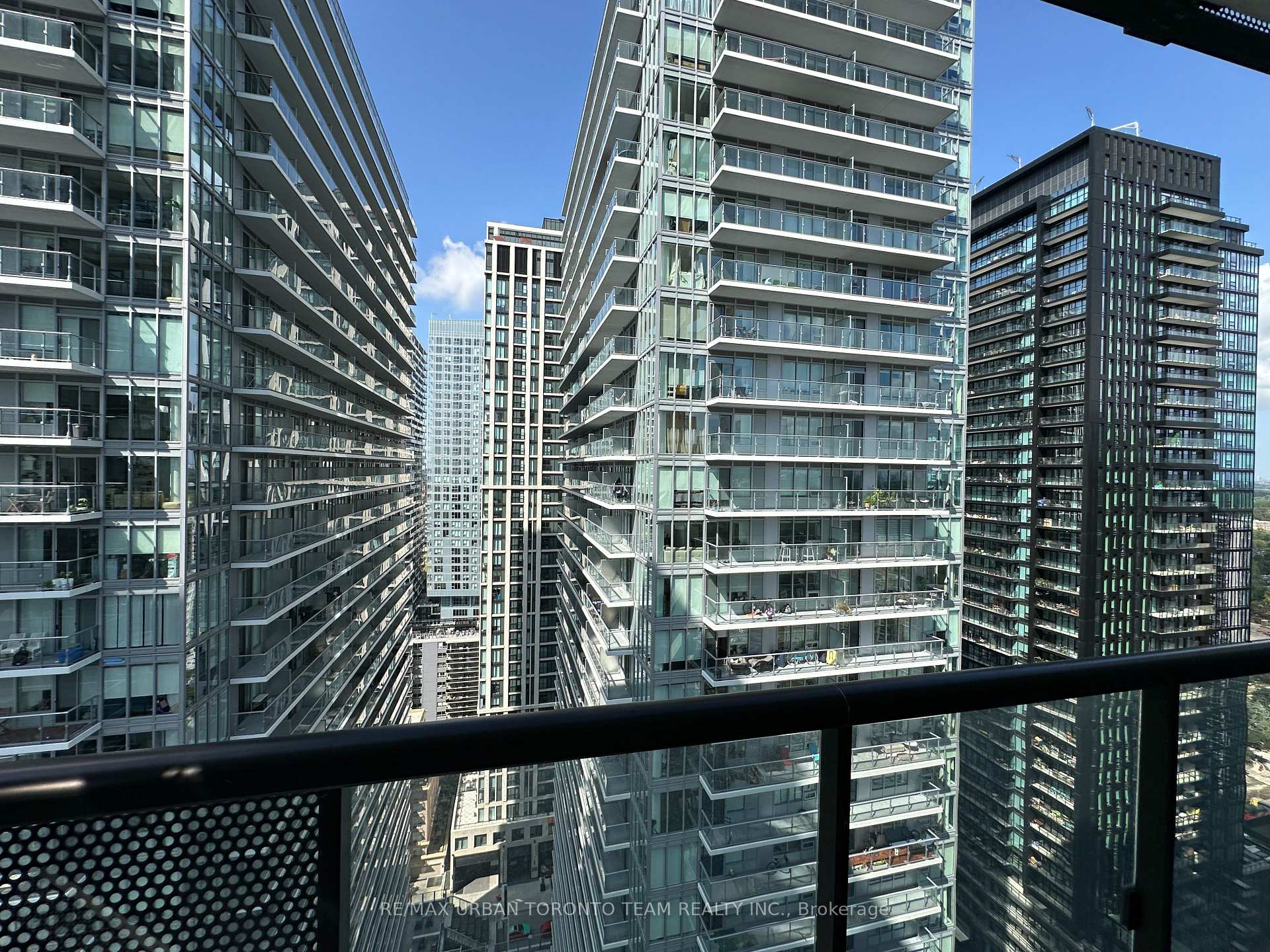 Photo 6 of Unit 2602, 117 Broadway Avenue, Toronto, Mount Pleasant West — HOMEH