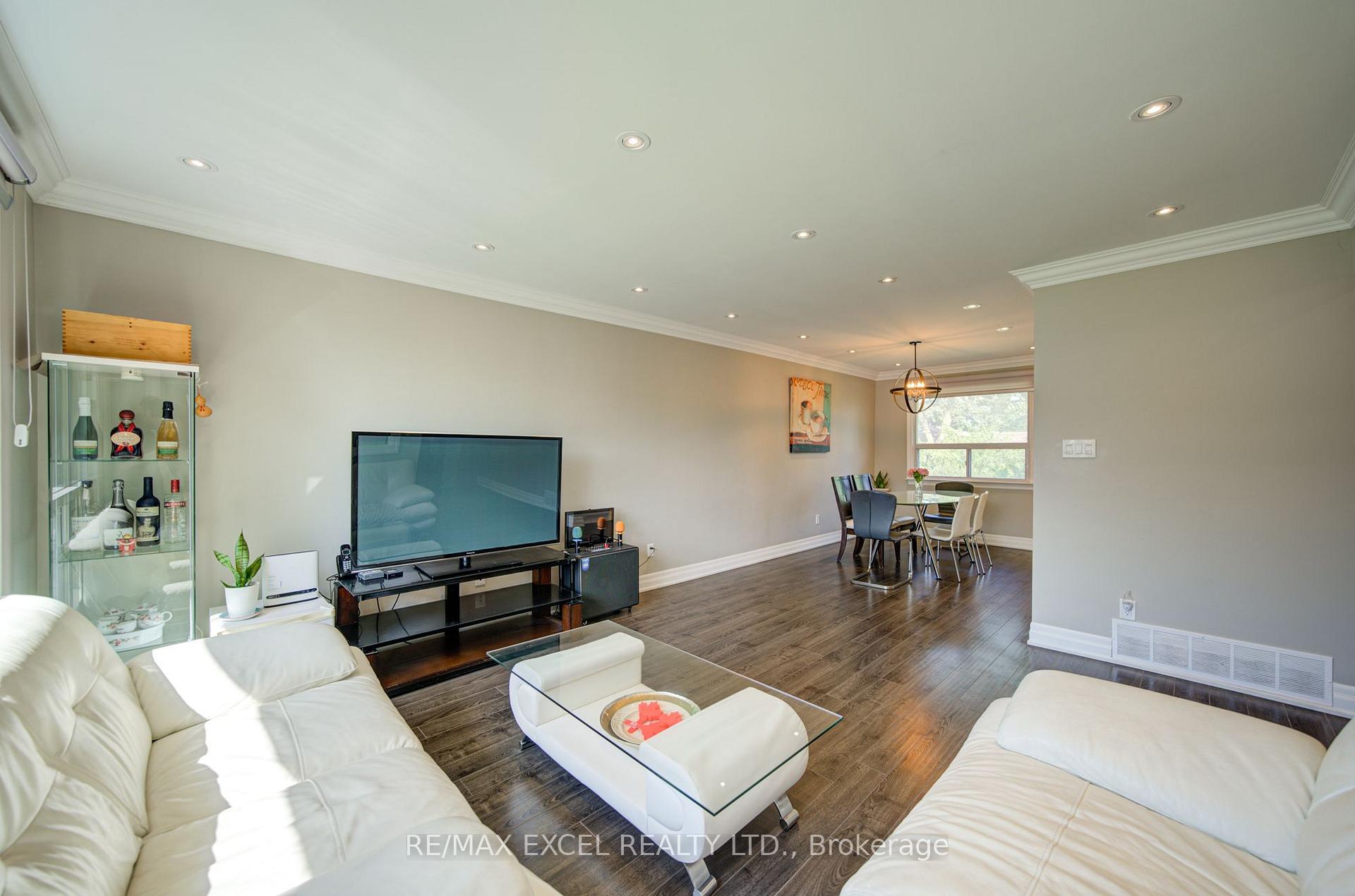 Photo 10 of 6 Averill Crescent, North York, Newtonbrook East — HOMEH