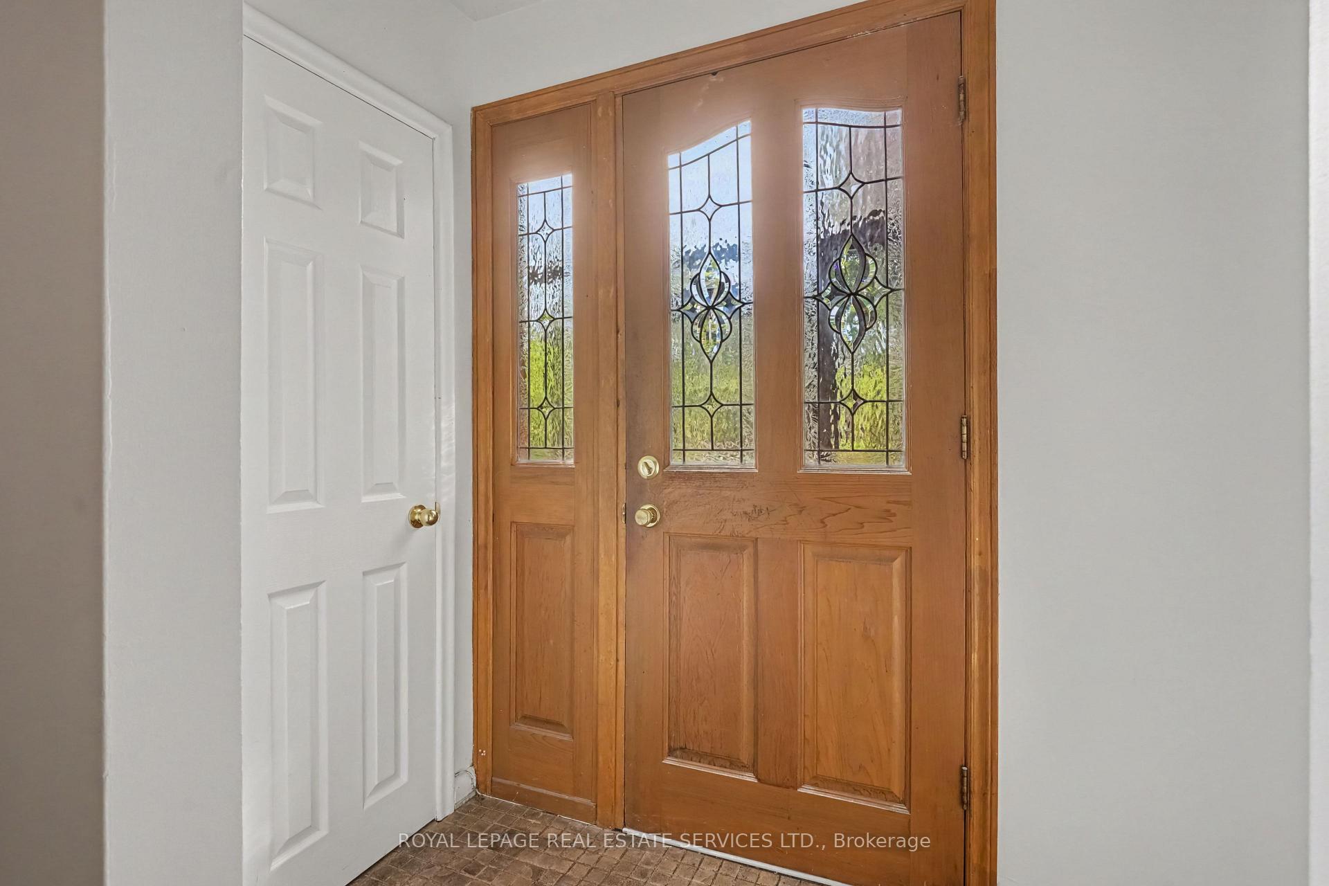 Photo 3 of 647 Burnhamthorpe Road, Etobicoke, Etobicoke West Mall — HOMEH