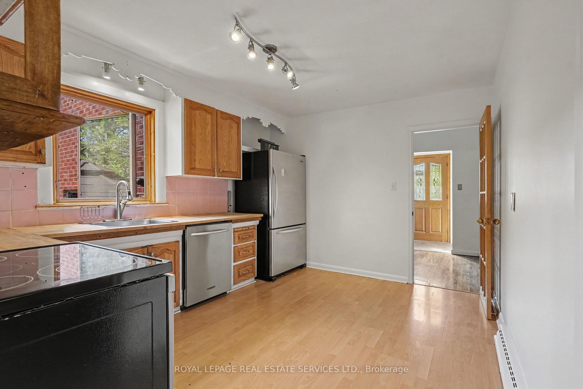 Photo 16 of 647 Burnhamthorpe Road, Etobicoke, Etobicoke West Mall — HOMEH