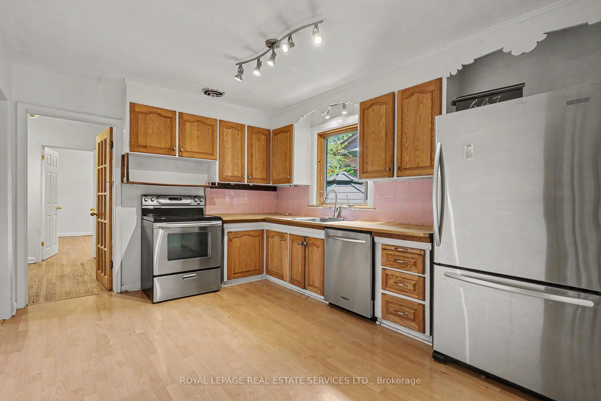 Photo 17 of 647 Burnhamthorpe Road, Etobicoke, Etobicoke West Mall — HOMEH