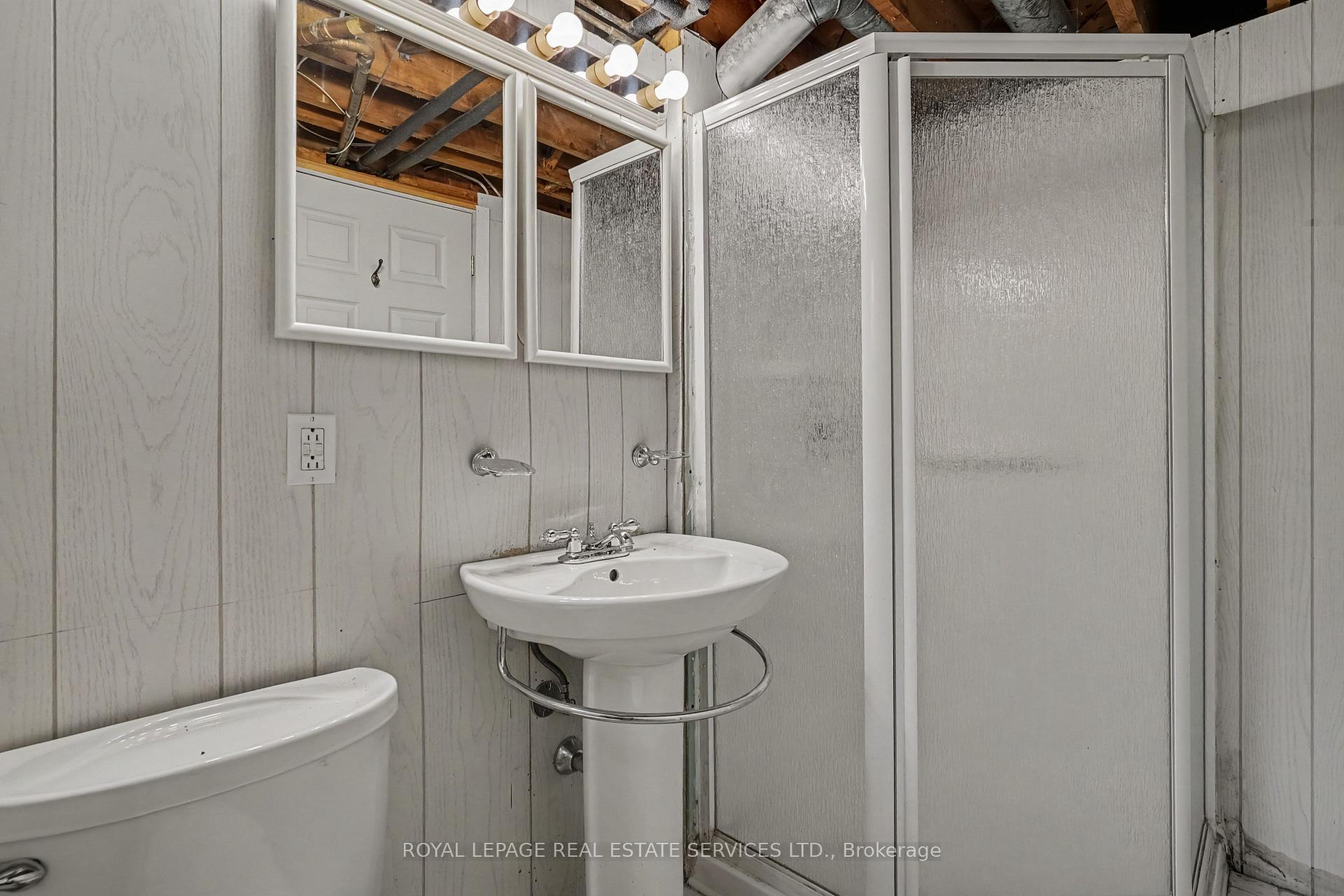 Photo 37 of 647 Burnhamthorpe Road, Etobicoke, Etobicoke West Mall — HOMEH