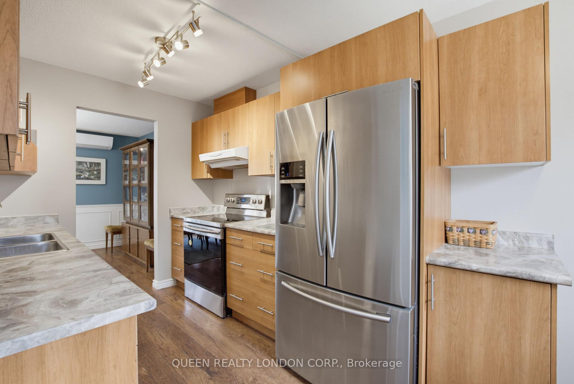 Photo 5 of 528 Cranbrook Road E, London, South M — HOMEH