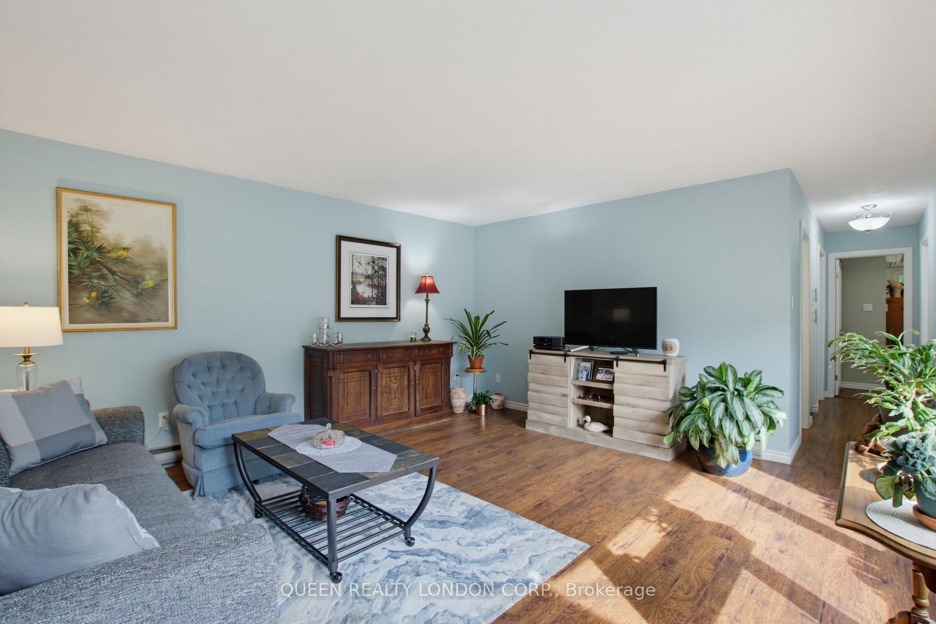 Photo 10 of 528 Cranbrook Road E, London, South M — HOMEH