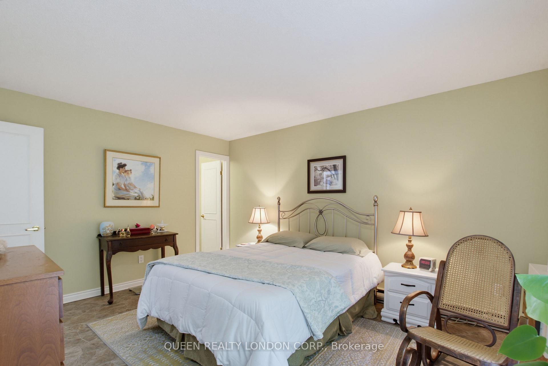 Photo 15 of 528 Cranbrook Road E, London, South M — HOMEH