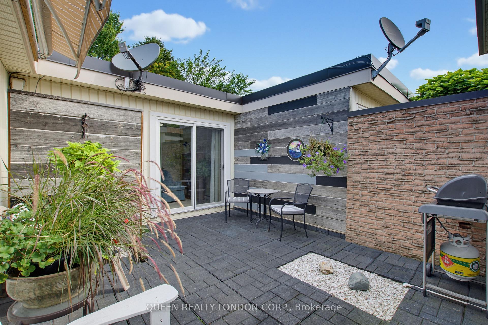 Photo 23 of 528 Cranbrook Road E, London, South M — HOMEH
