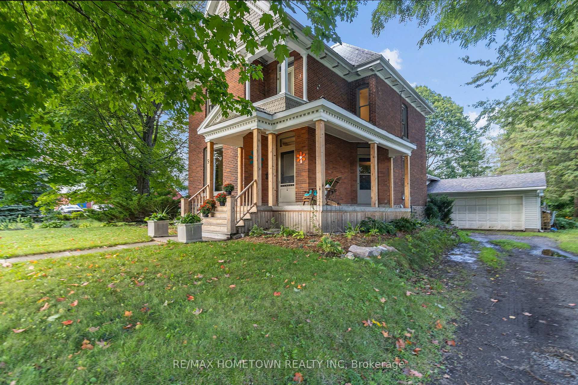 Front of 9 Quabbin Road