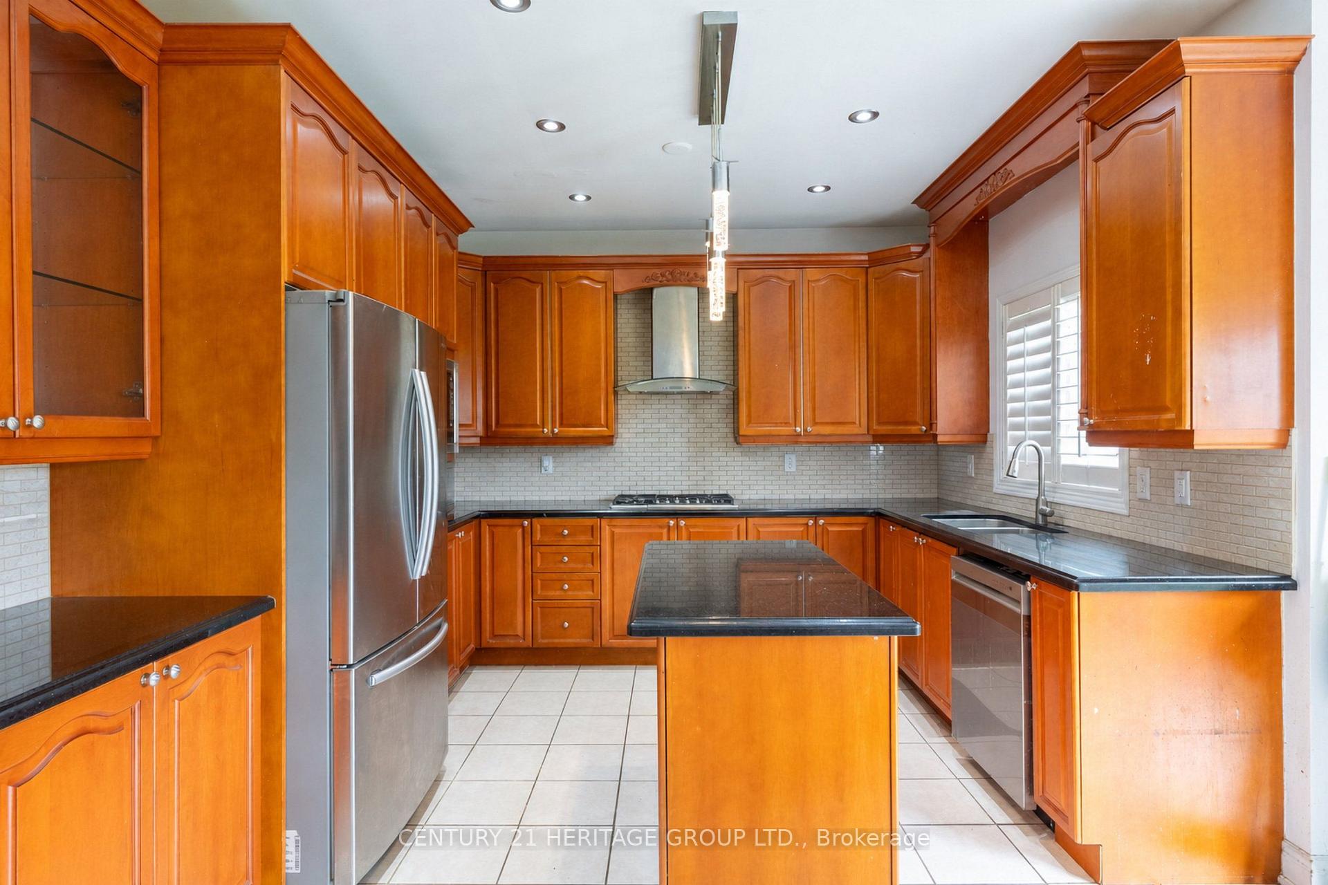 Photo 9 of Unit Main & 2nd, 92 Edenbrook Hill Drive, Brampton, Fletcher's Meadow — HOMEH