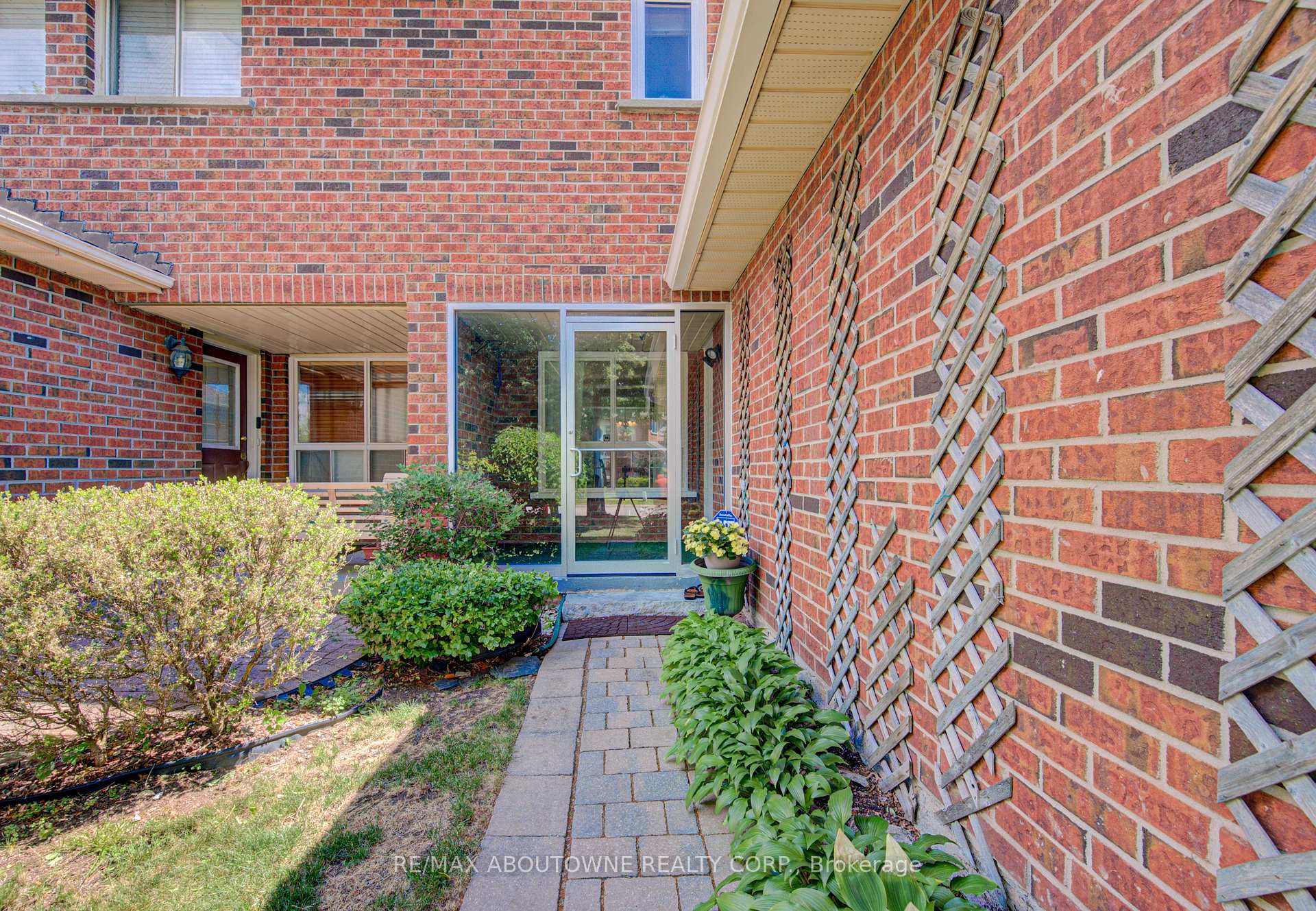 Photo 3 of 1140 Avondale Drive, Oakville, Wedgewood Creek — HOMEH