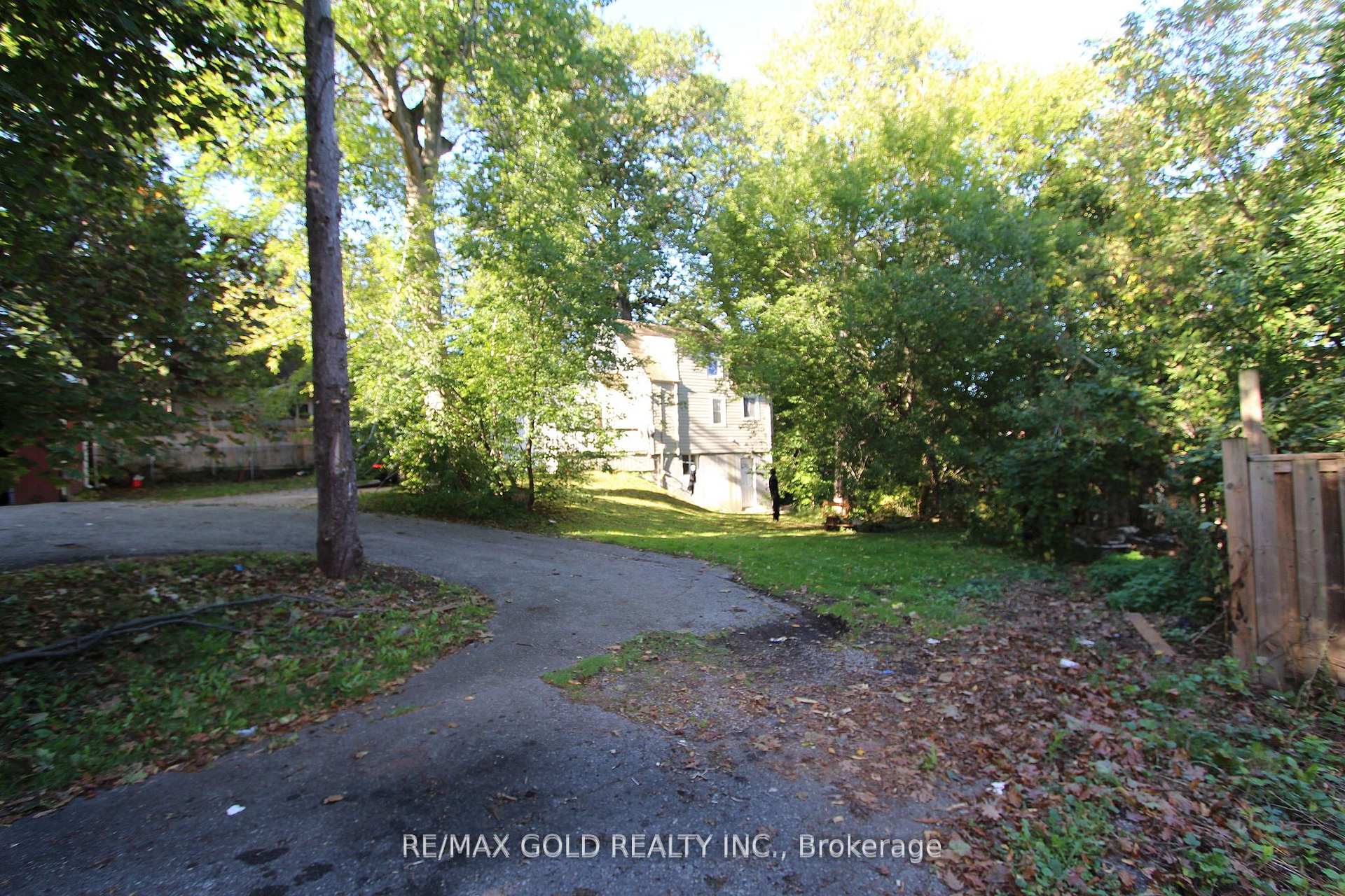 Photo of 961 Lakeshore Road W