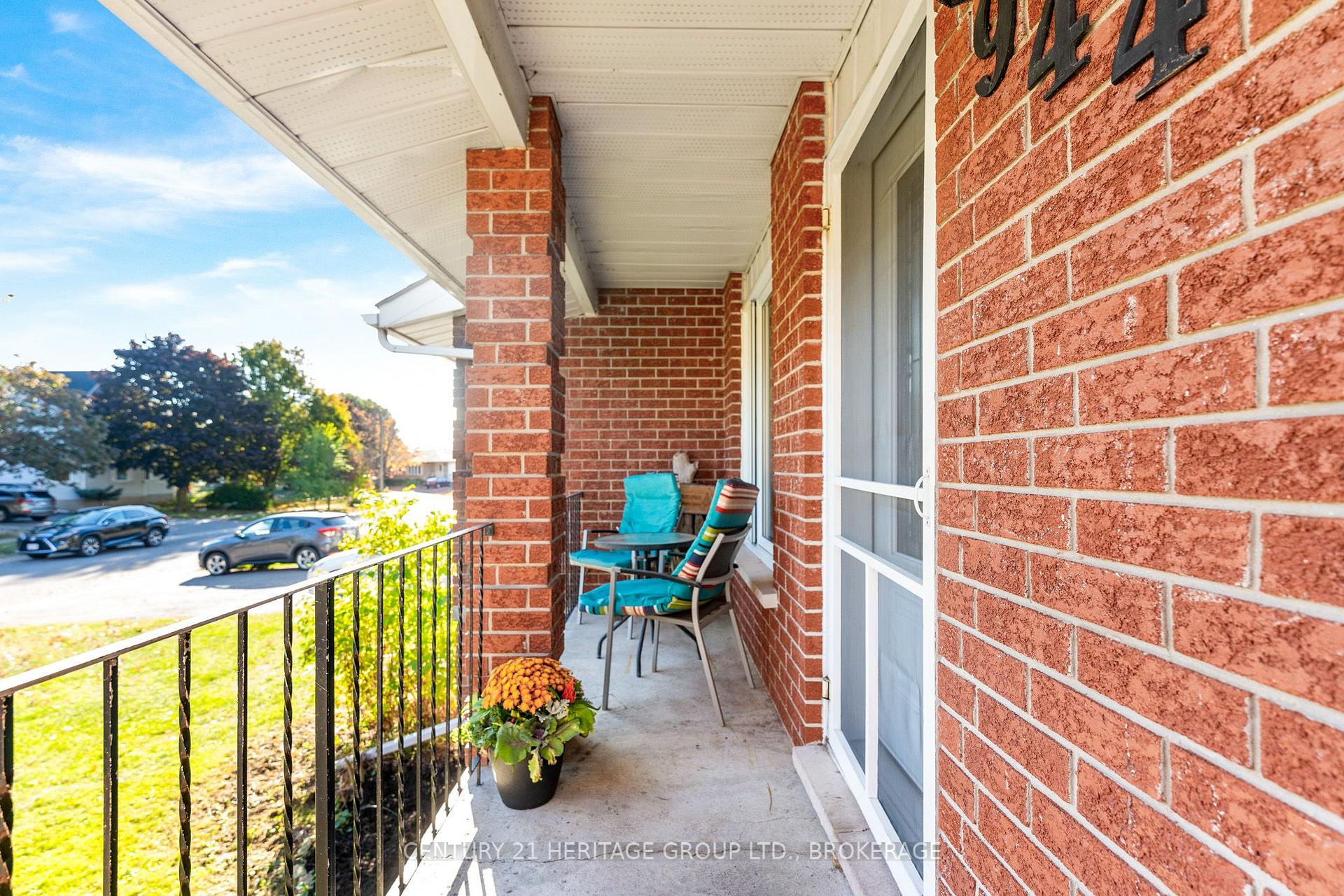 Photo 2 of 944 Warburton Crescent, Kingston, East Gardiners Rd — HOMEH