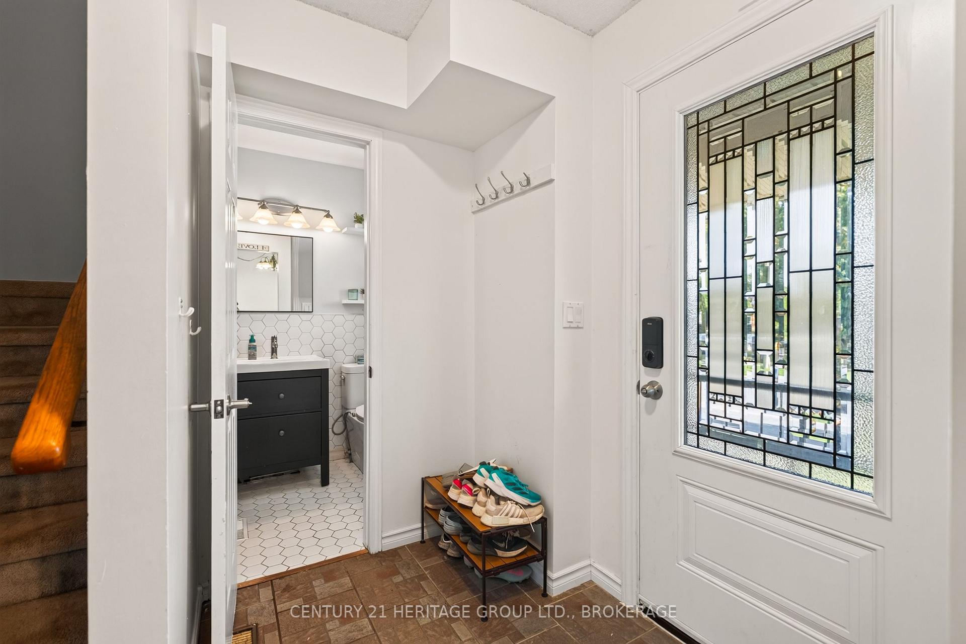Photo 4 of 944 Warburton Crescent, Kingston, East Gardiners Rd — HOMEH