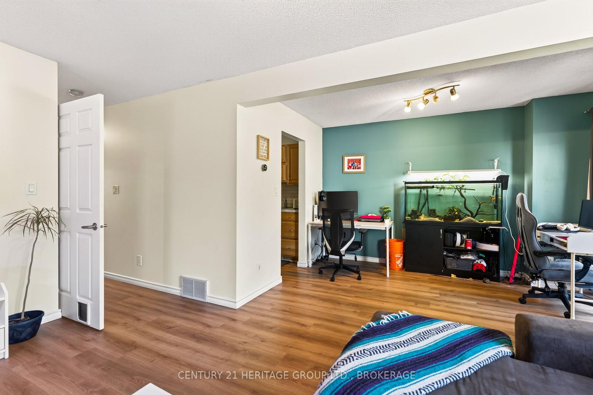 Photo 8 of 944 Warburton Crescent, Kingston, East Gardiners Rd — HOMEH