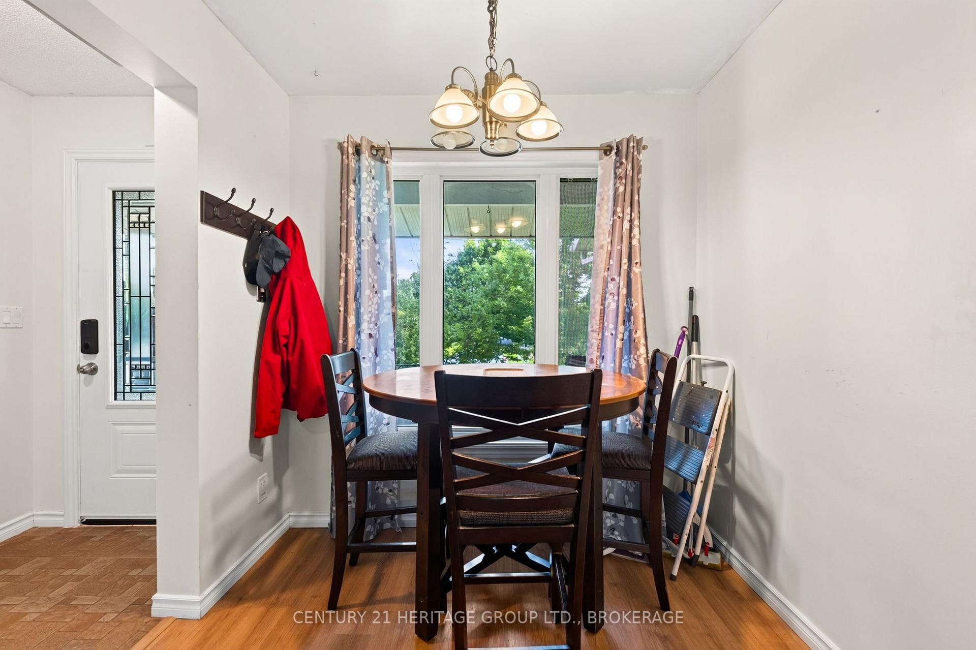 Photo 10 of 944 Warburton Crescent, Kingston, East Gardiners Rd — HOMEH
