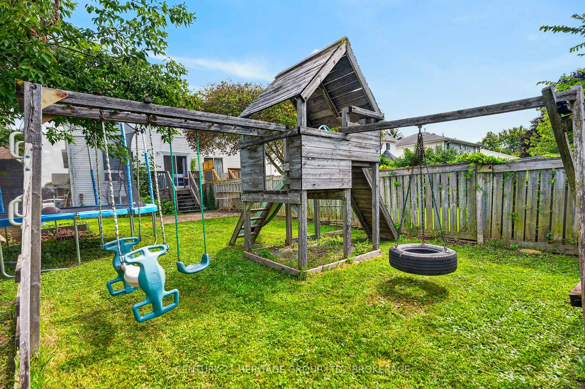 Photo 37 of 944 Warburton Crescent, Kingston, East Gardiners Rd — HOMEH