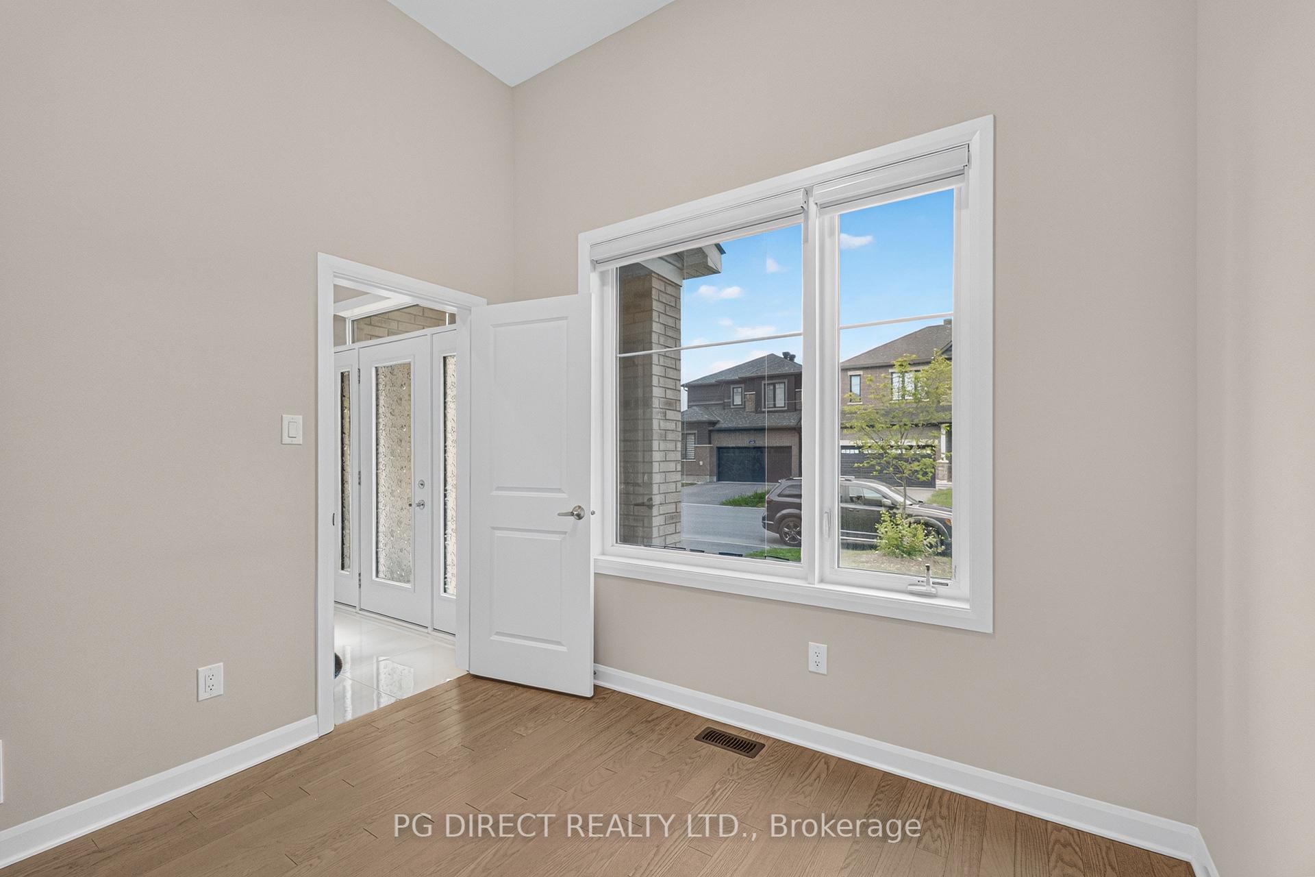 Photo 4 of 136 Gosling Crescent, Ottawa, Kanata - Morgan's Grant/South March — HOMEH