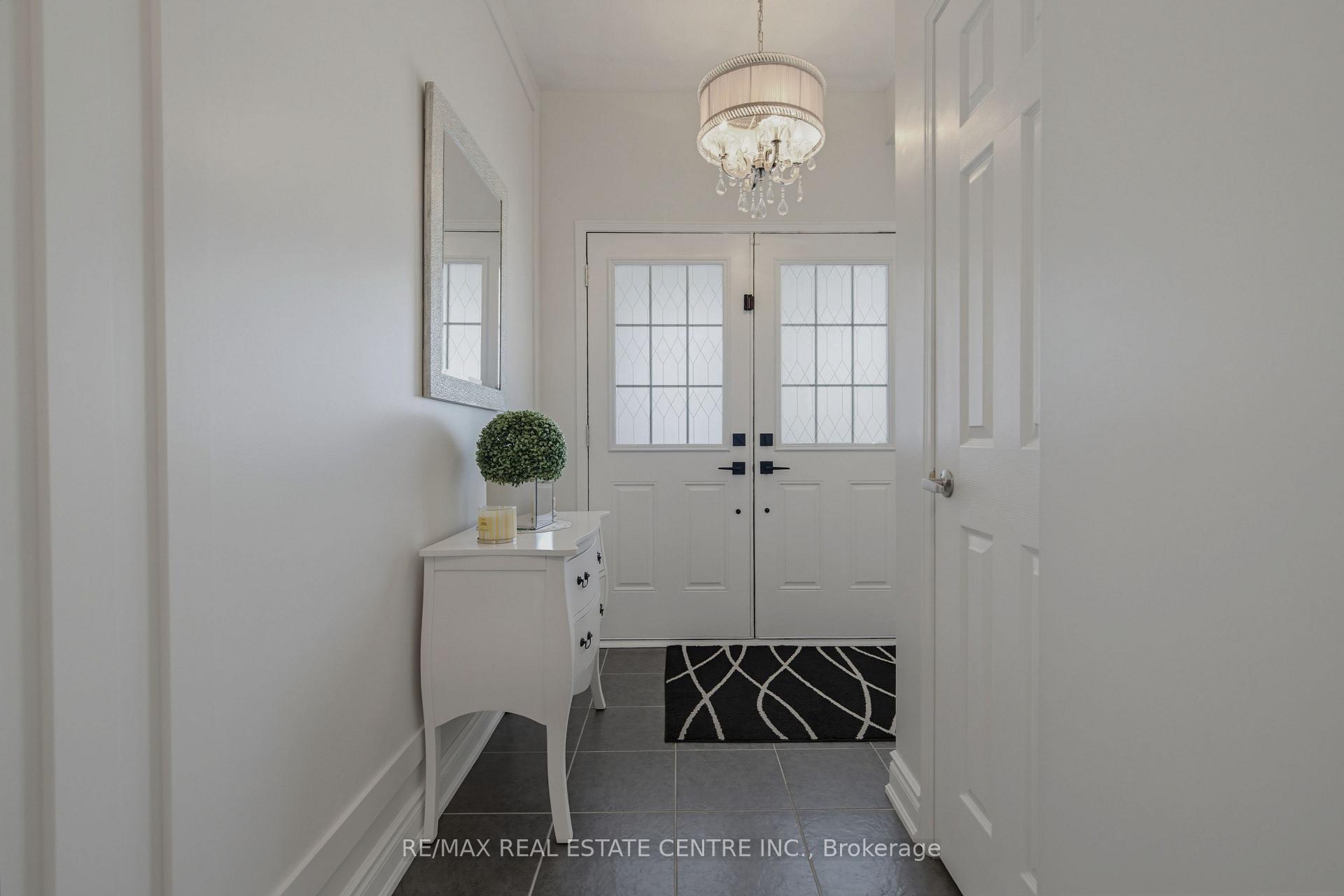 Photo 2 of 16 Gulfbrook Circle, Brampton, Sandringham-Wellington — HOMEH