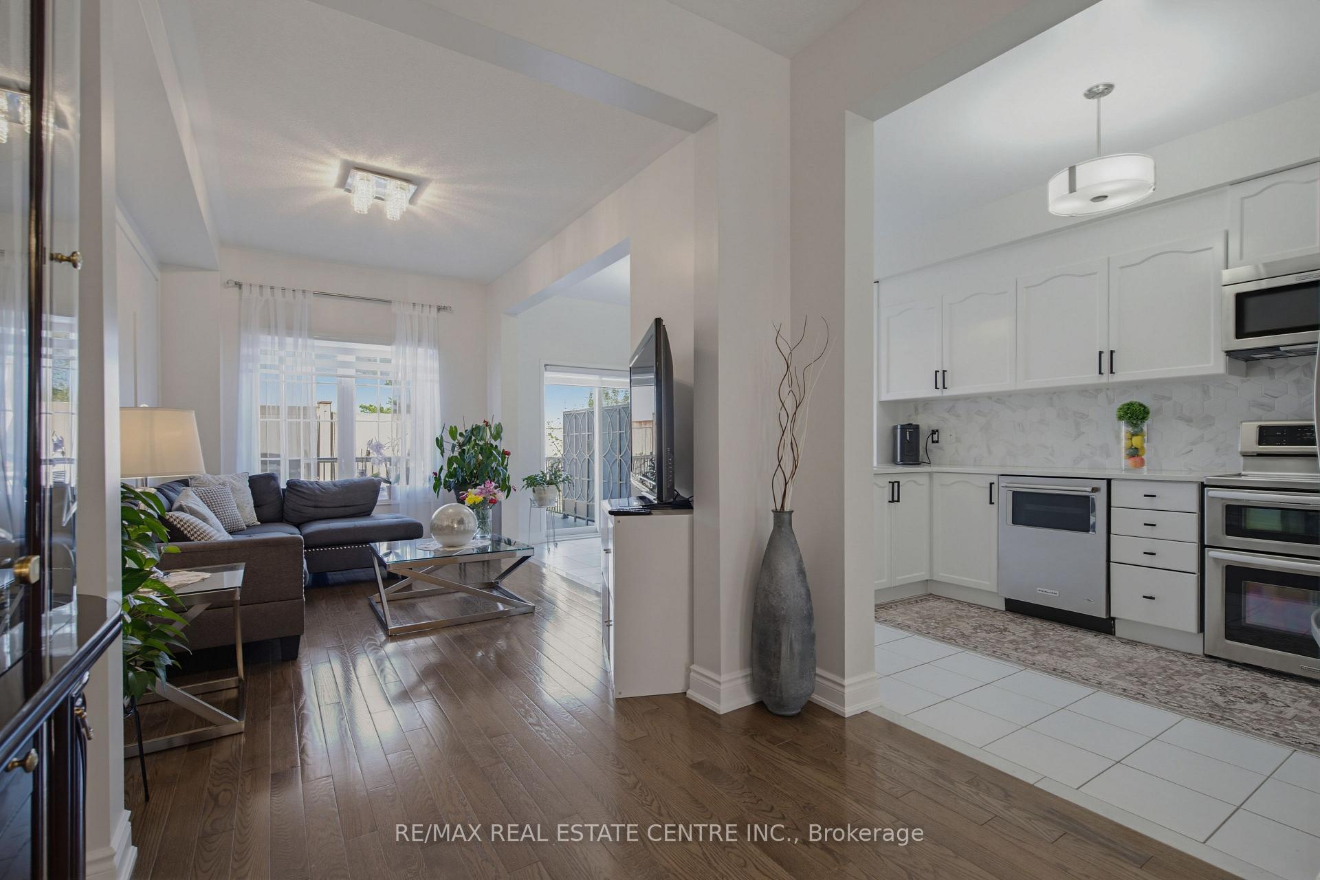 Photo 7 of 16 Gulfbrook Circle, Brampton, Sandringham-Wellington — HOMEH