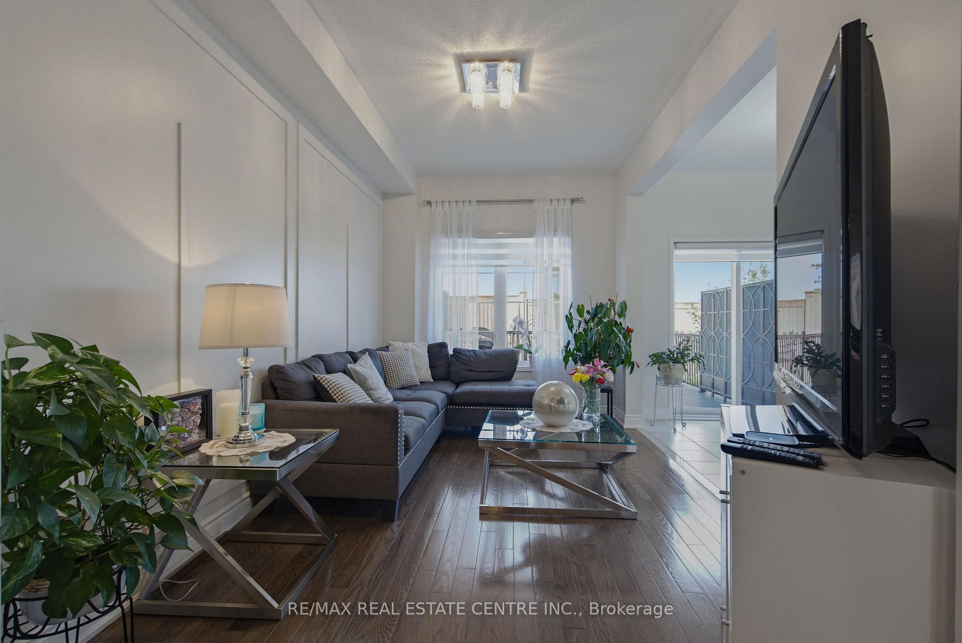 Photo 8 of 16 Gulfbrook Circle, Brampton, Sandringham-Wellington — HOMEH