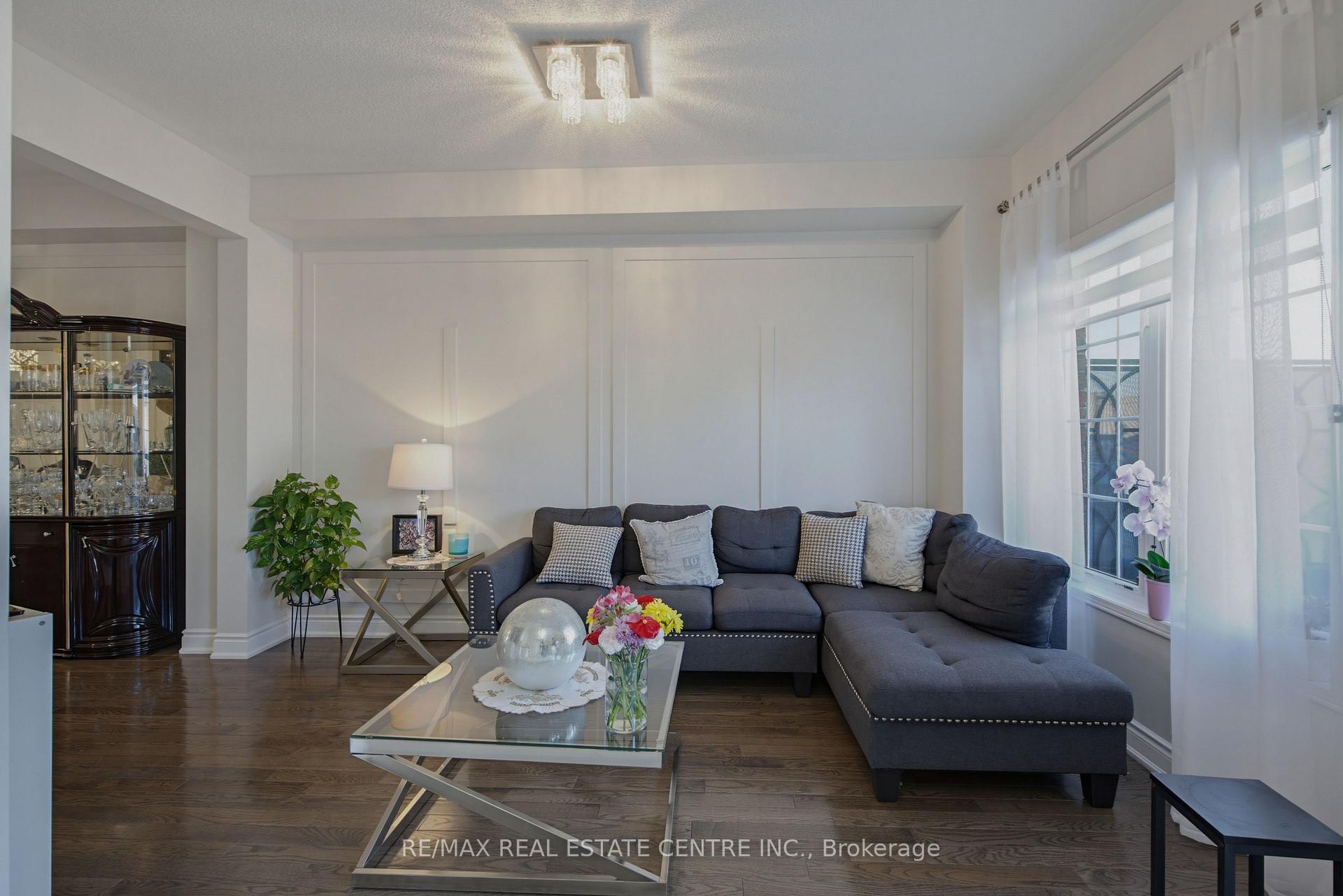 Photo 9 of 16 Gulfbrook Circle, Brampton, Sandringham-Wellington — HOMEH
