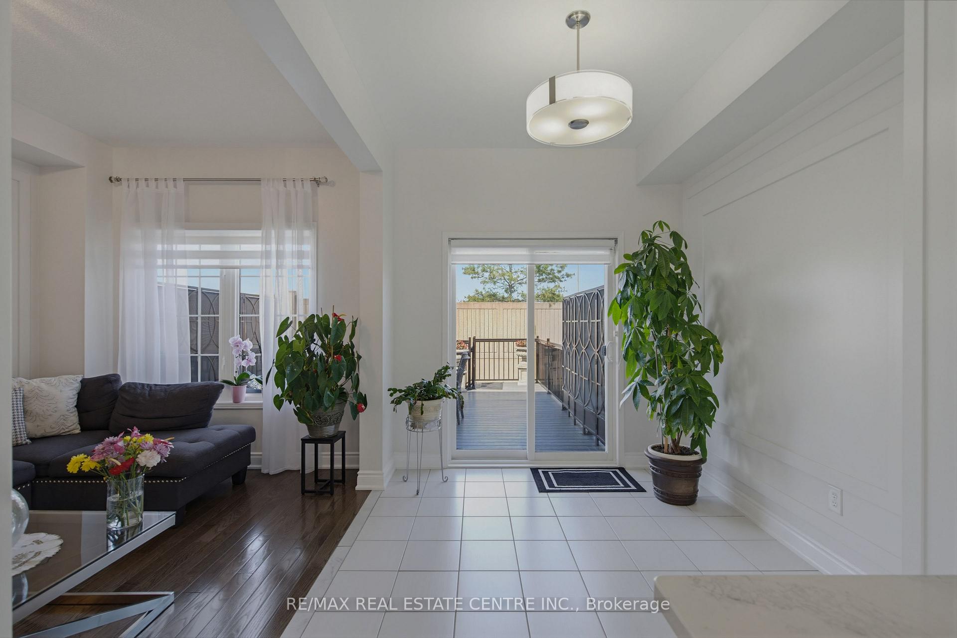 Photo 10 of 16 Gulfbrook Circle, Brampton, Sandringham-Wellington — HOMEH