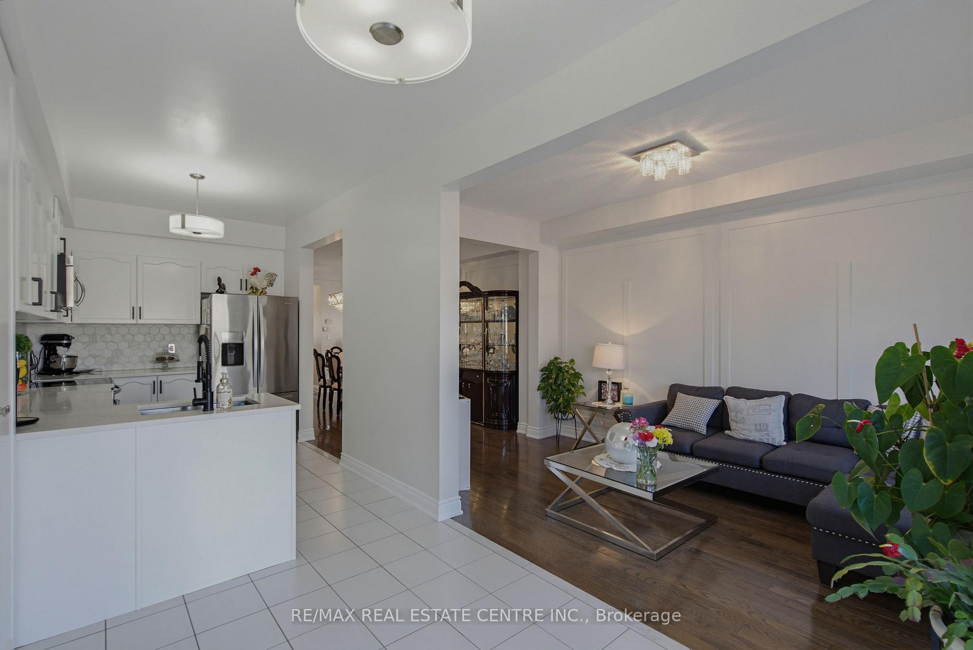 Photo 12 of 16 Gulfbrook Circle, Brampton, Sandringham-Wellington — HOMEH