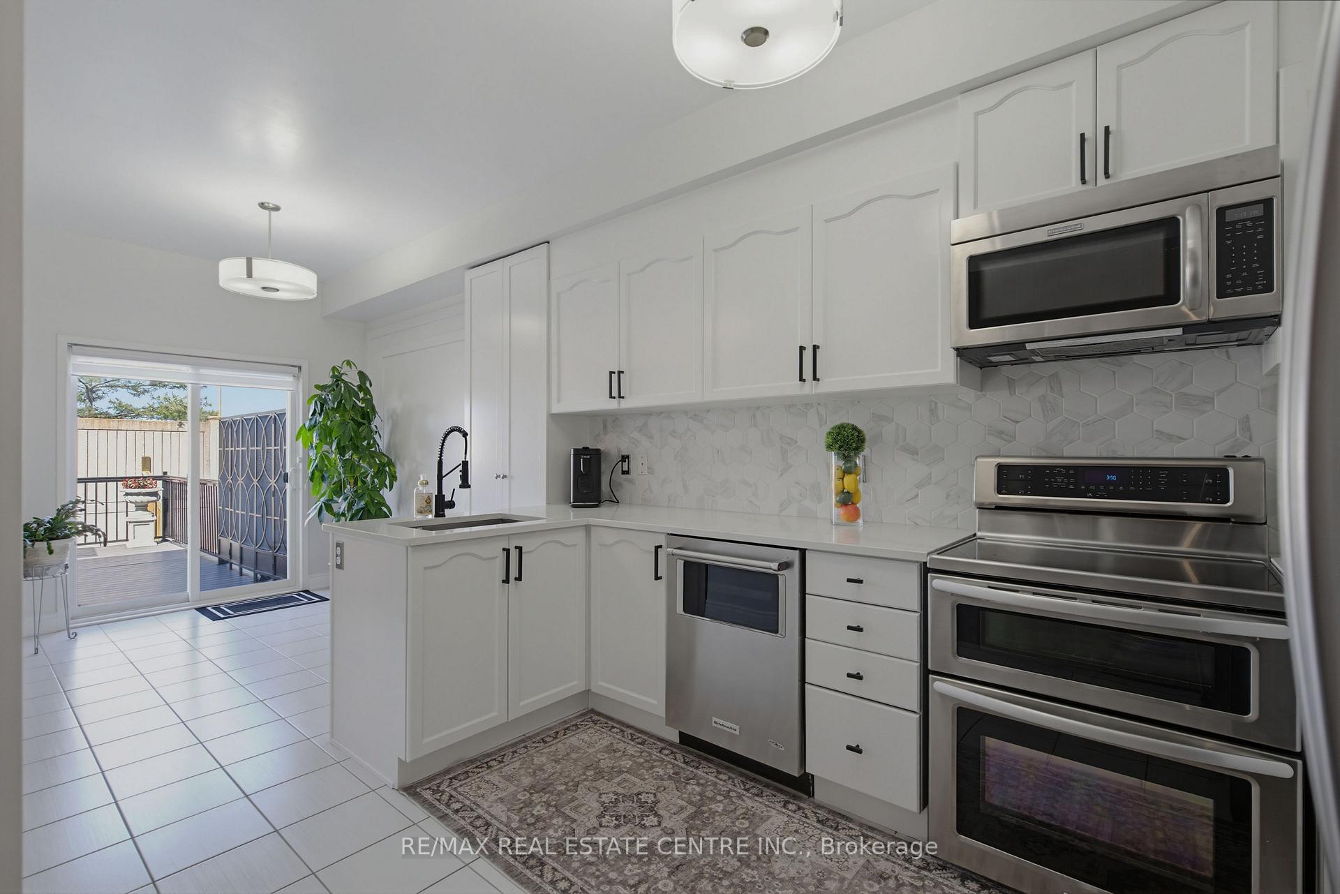 Photo 14 of 16 Gulfbrook Circle, Brampton, Sandringham-Wellington — HOMEH